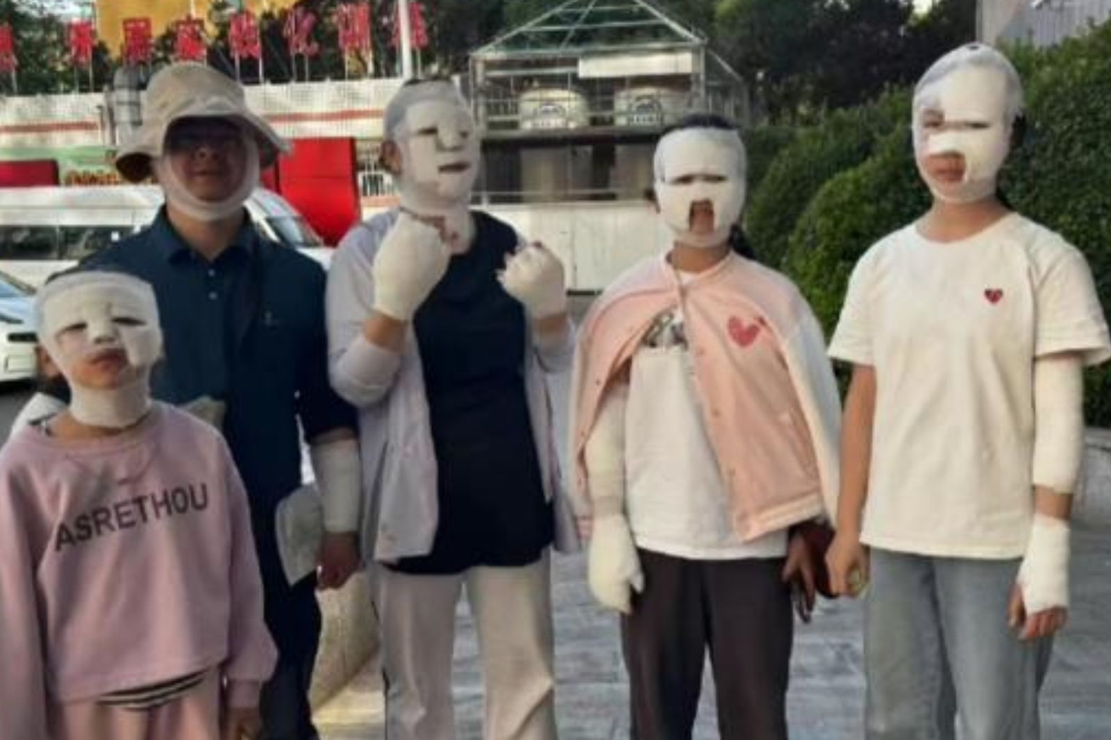 開心到野外吃燒肉「卡式瓦斯爐」突爆炸！7人燒燙傷　包成「木乃伊」