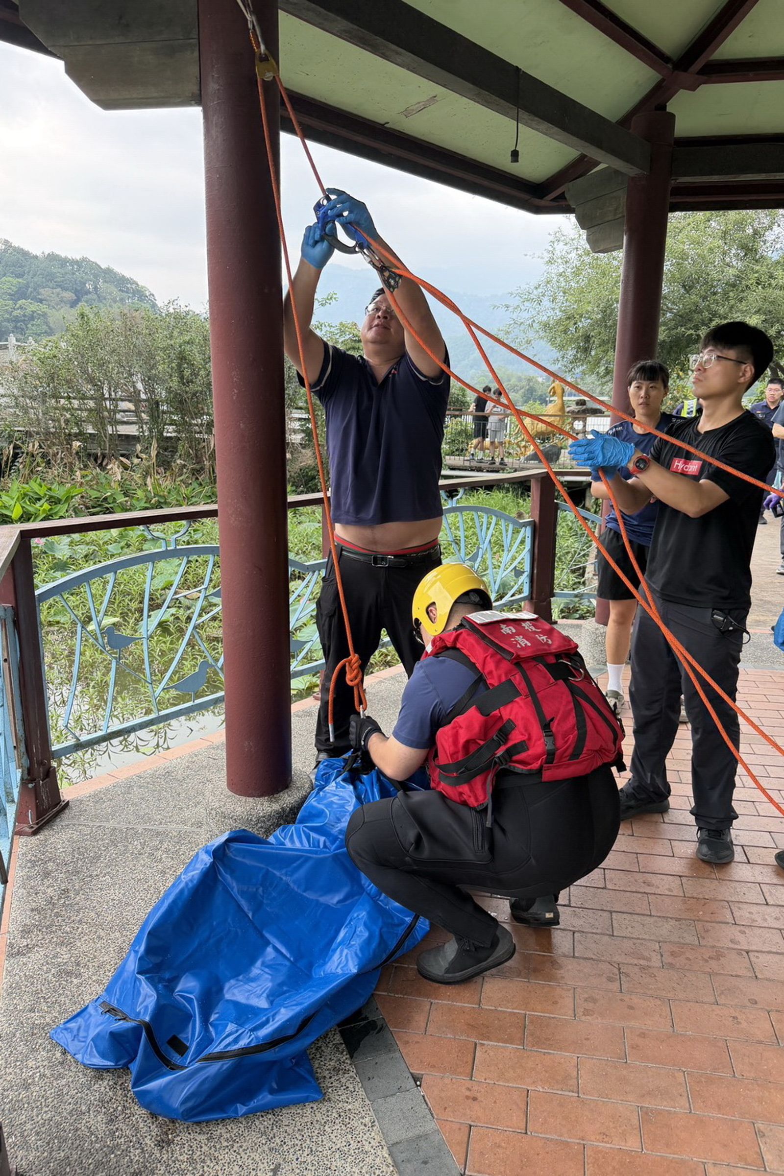 鯉魚潭釣客「中鉤」收線，卻赫見一具浮屍，瞬間從驚喜變成驚嚇，至於死因與案情，警方仍需調查。民眾提供