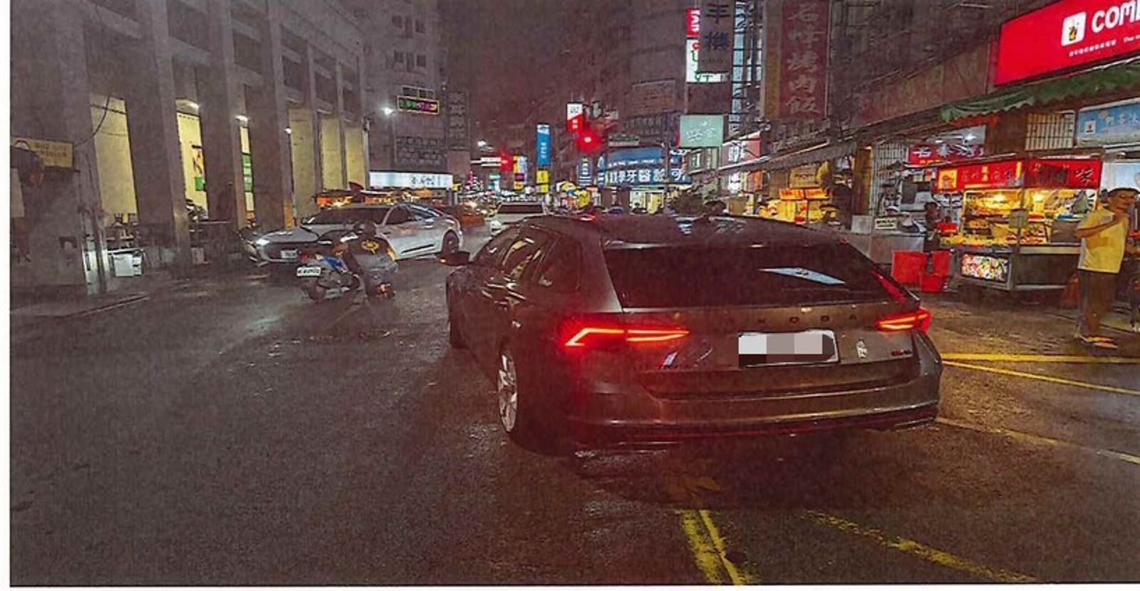因為第一起事故車輛停在路中，導致公車為了閃避而去撞上滷味攤。翻攝畫面