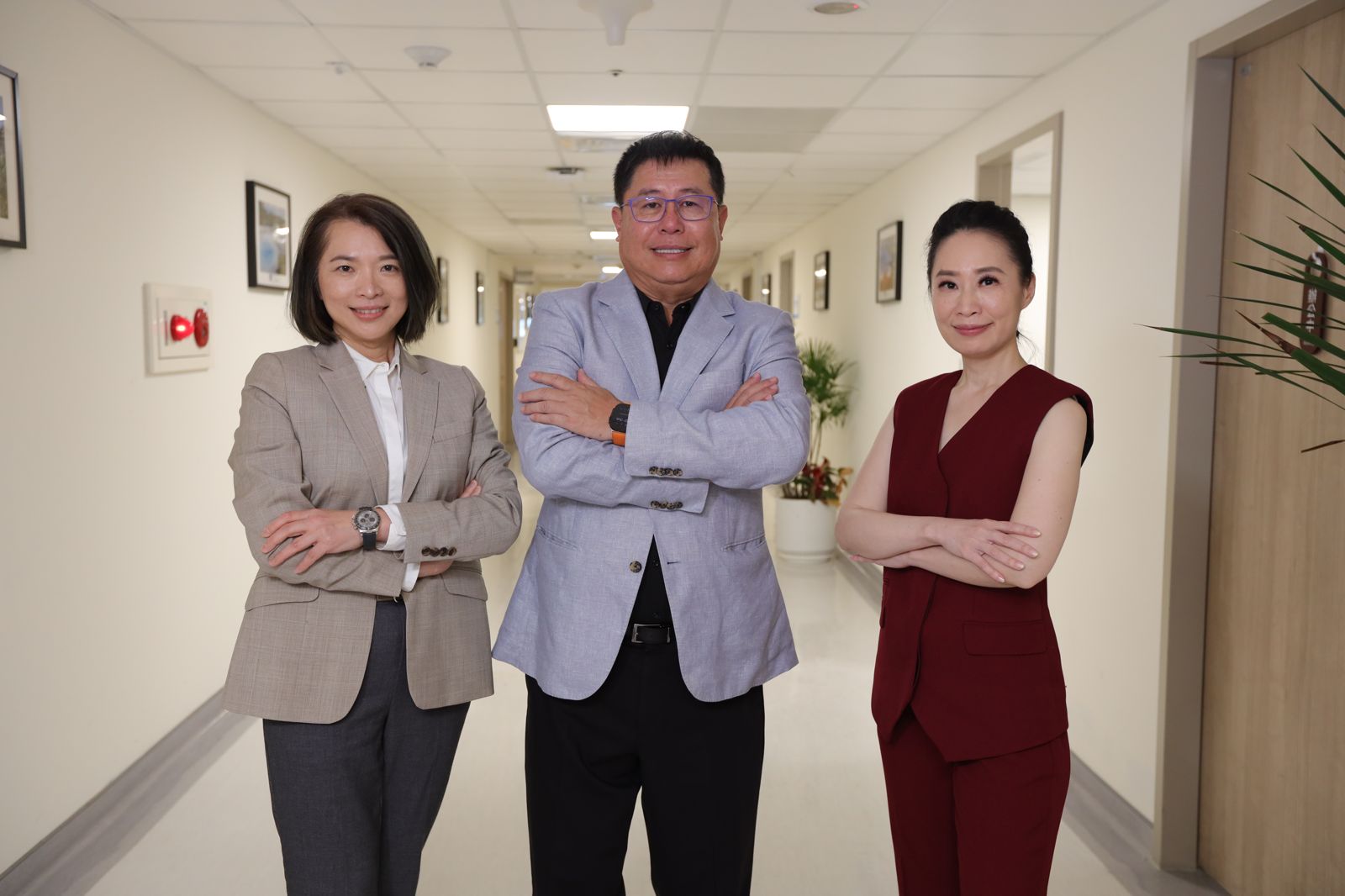 高文音(右起)前往中醫大新竹附醫,探訪陳自諒院長、沈名吟副院長。年代提供