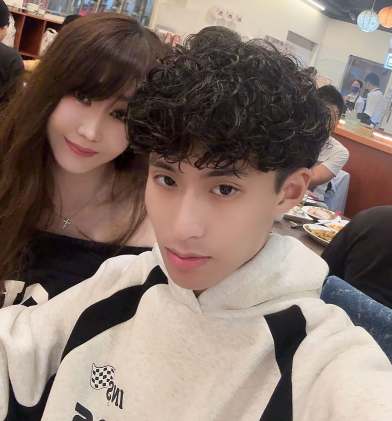 婷婷保養得很好,和兒子合照像姊弟。翻攝婷婷臉書