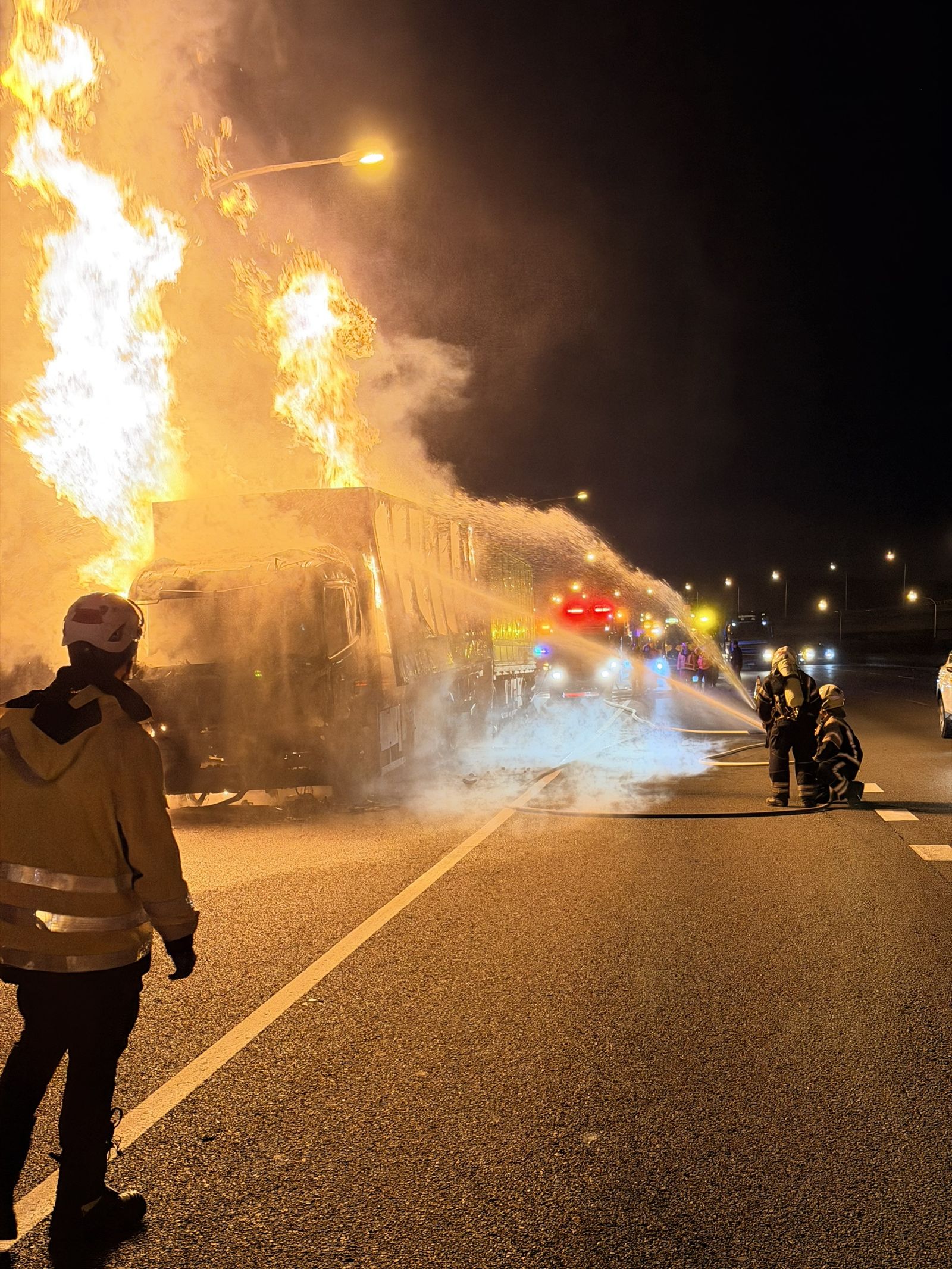 整輛聯結車陷入火海。翻攝畫面
