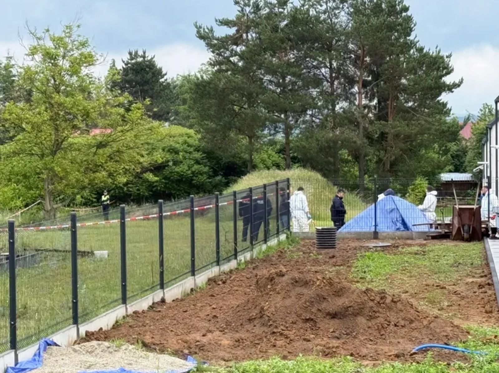 為翻新露台挖地驚見「胎兒堆」!住家旁竟埋了30具嬰屍…前屋主身分曝光