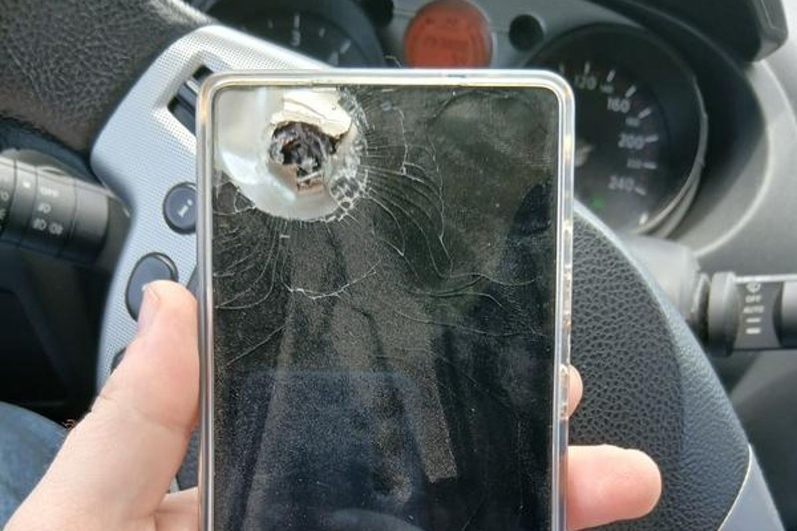 砲彈來了他沒事！烏軍靠三星Galaxy「1機種」保命　官方承諾免費維修