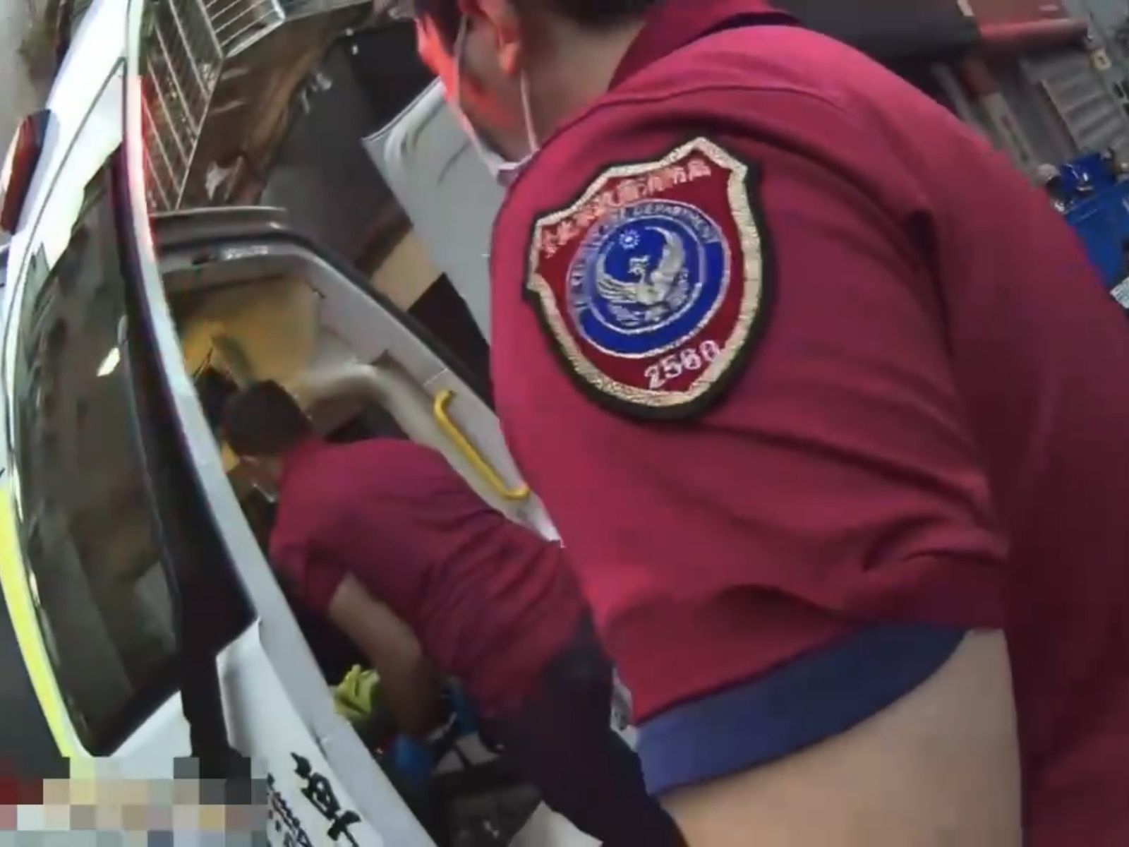 持刀刺傷親妹後超淡定!6旬婦遭警逮捕畫面曝光神情冷靜坐上警車