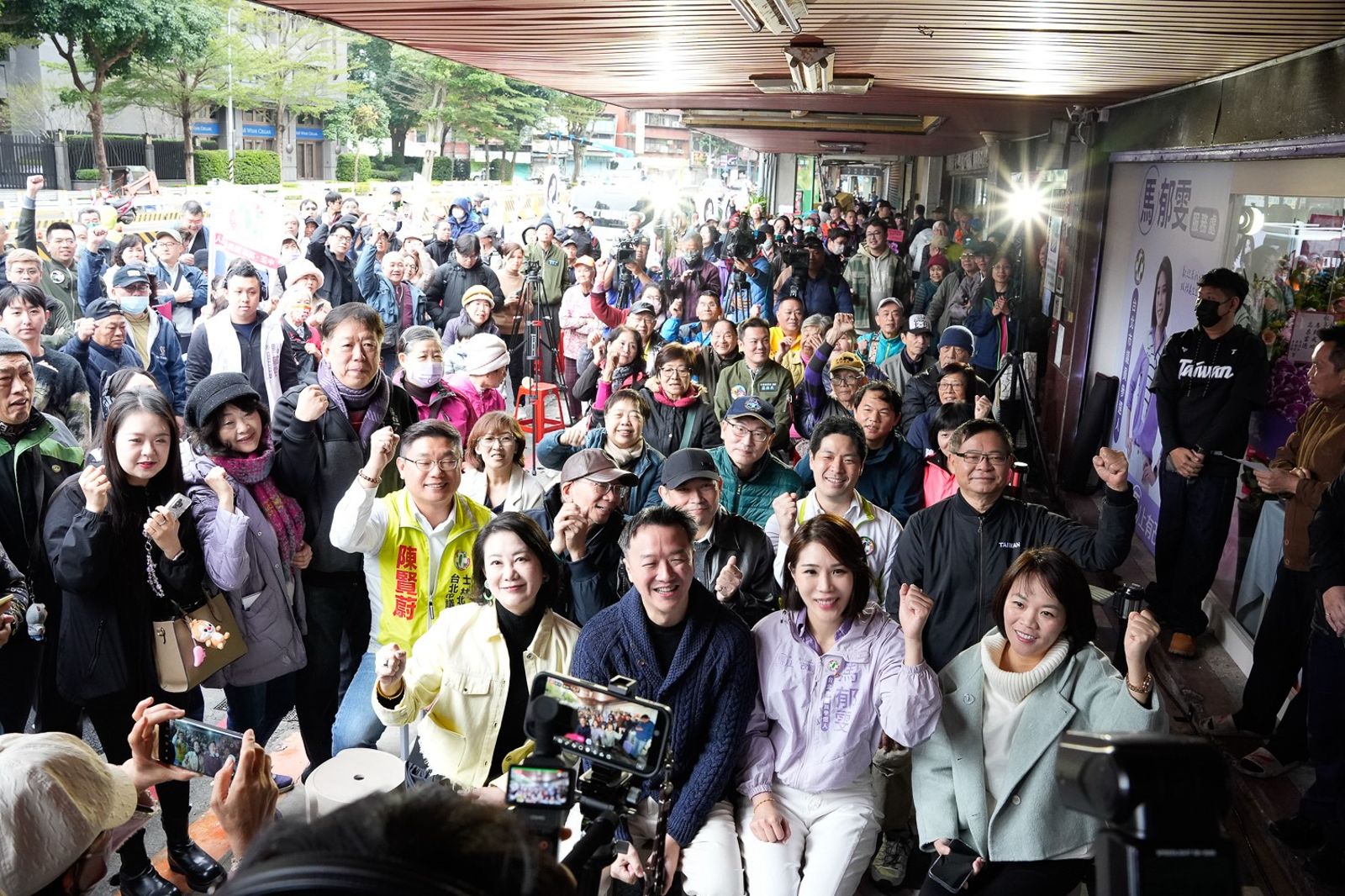 馬郁雯今天上午成立競選辦公室，許多綠營政治人物都特別現身支持。（圖／馬郁雯辦公室提供）