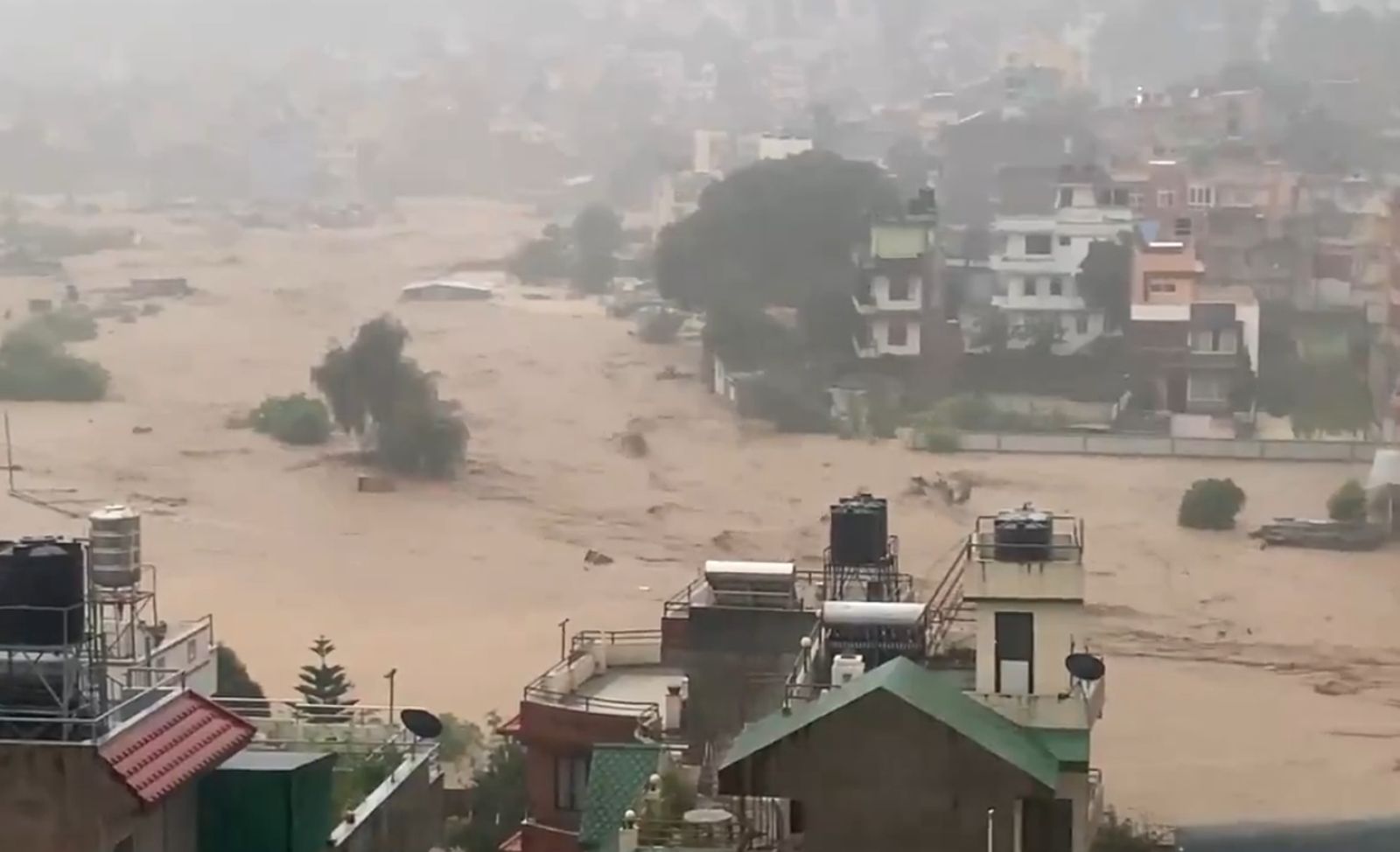洪水侵襲尼泊爾多地，連首度加德滿都也被列為紅色警戒地區。圖／翻攝自X