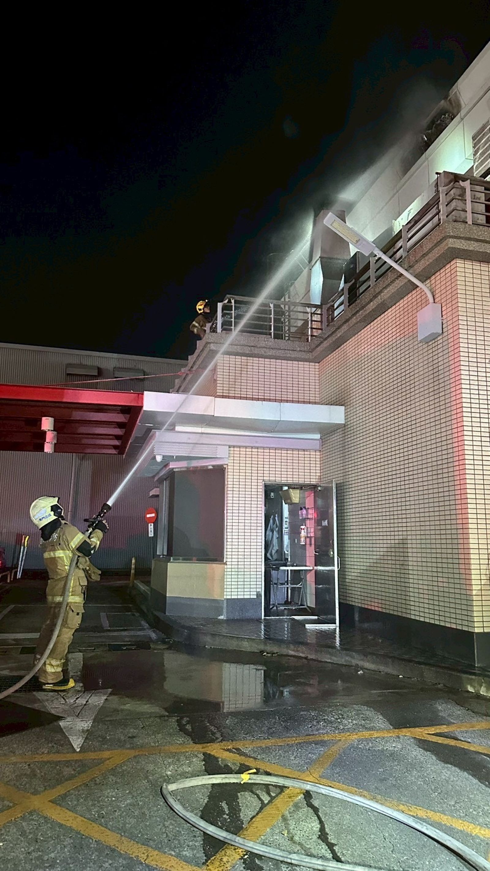 有片／炸雞吃到一半聞燒焦味　台南肯德基東門店昨夜外牆竄火