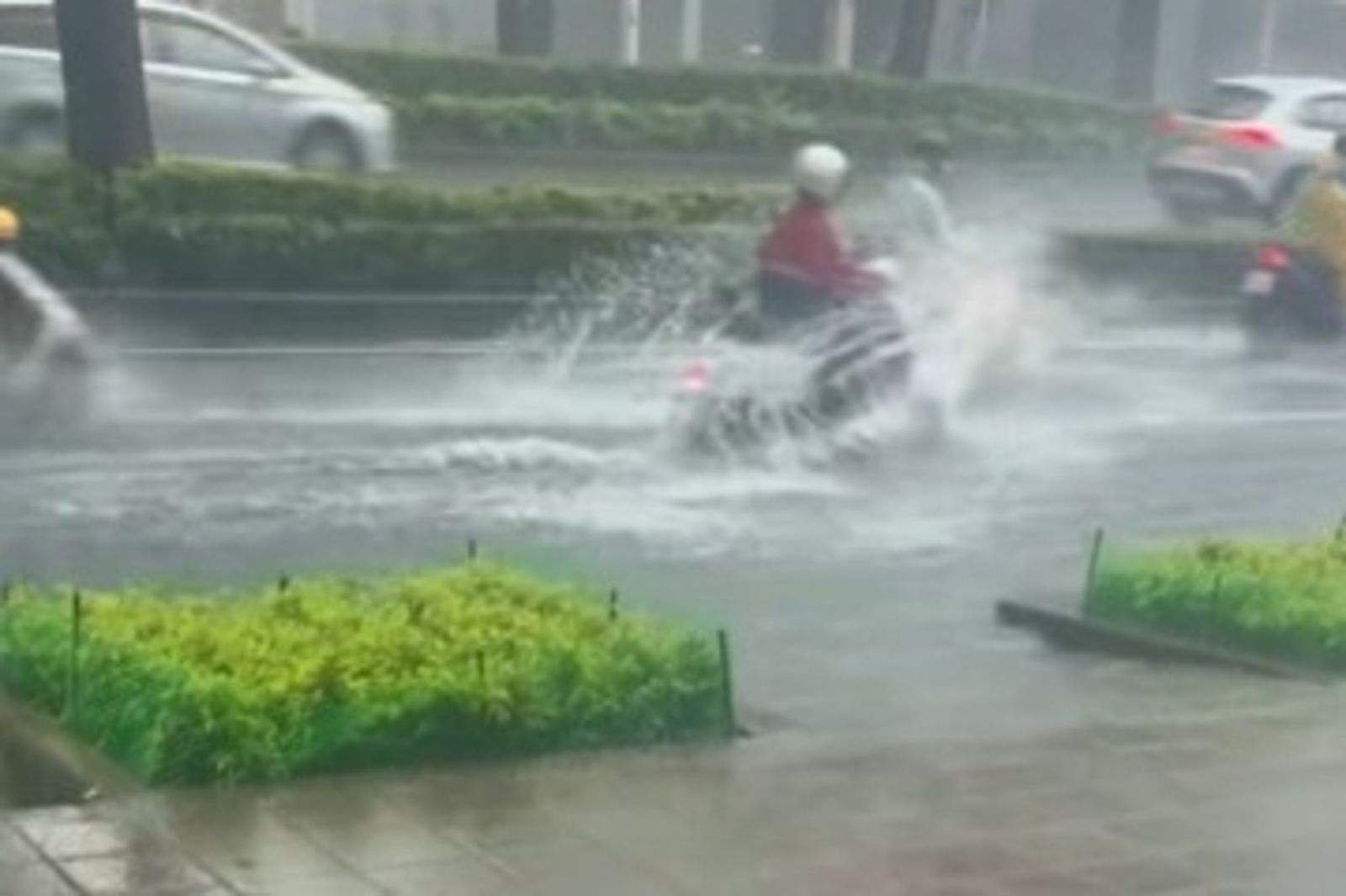 快訊/冷心低壓抵達!11縣市大雨特報 3地大雷雨猛襲