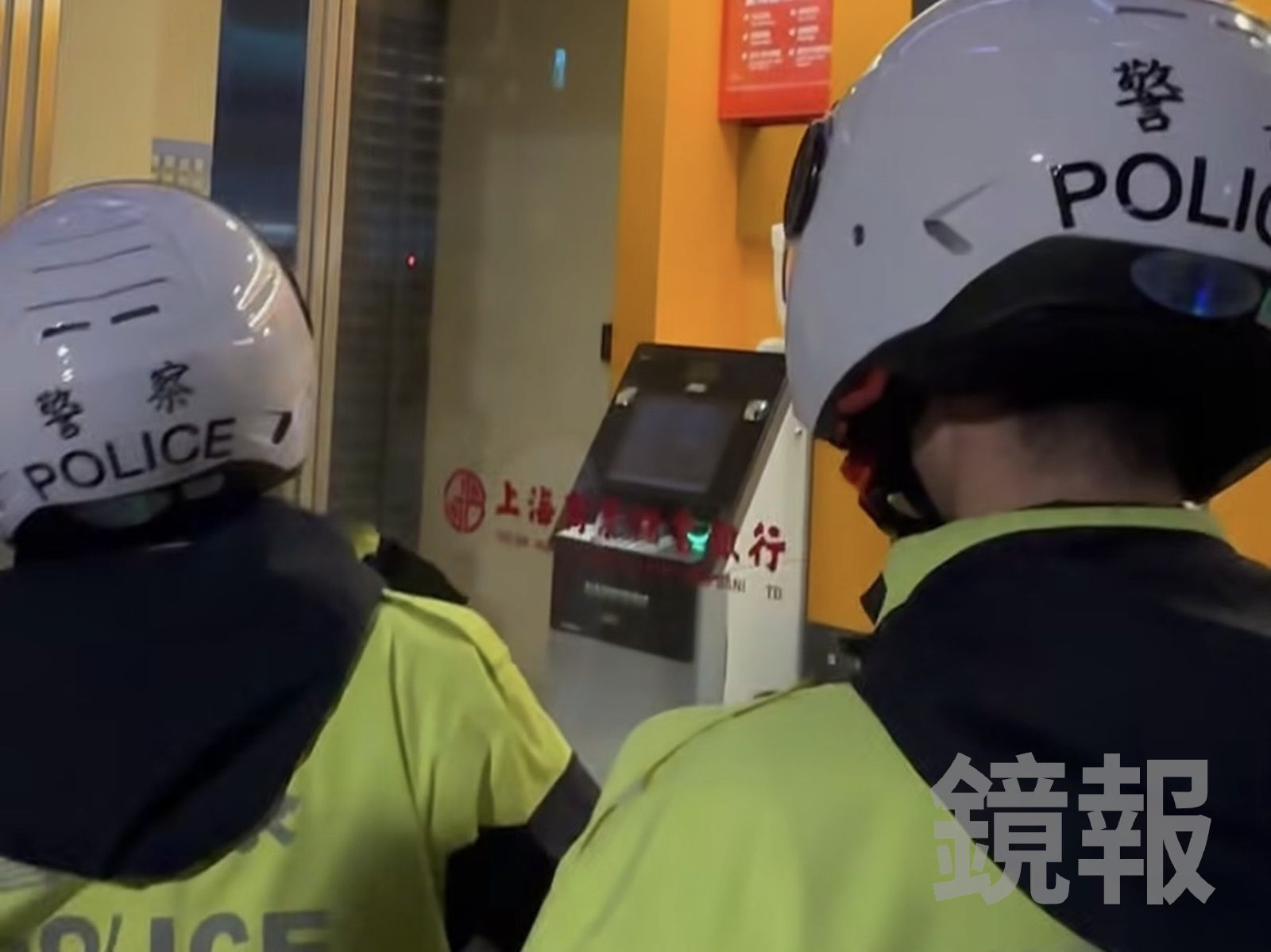 兩名巡邏員警相當無奈,網友笑:有時候波麗士大人也想報警。翻攝jason850509 Threads