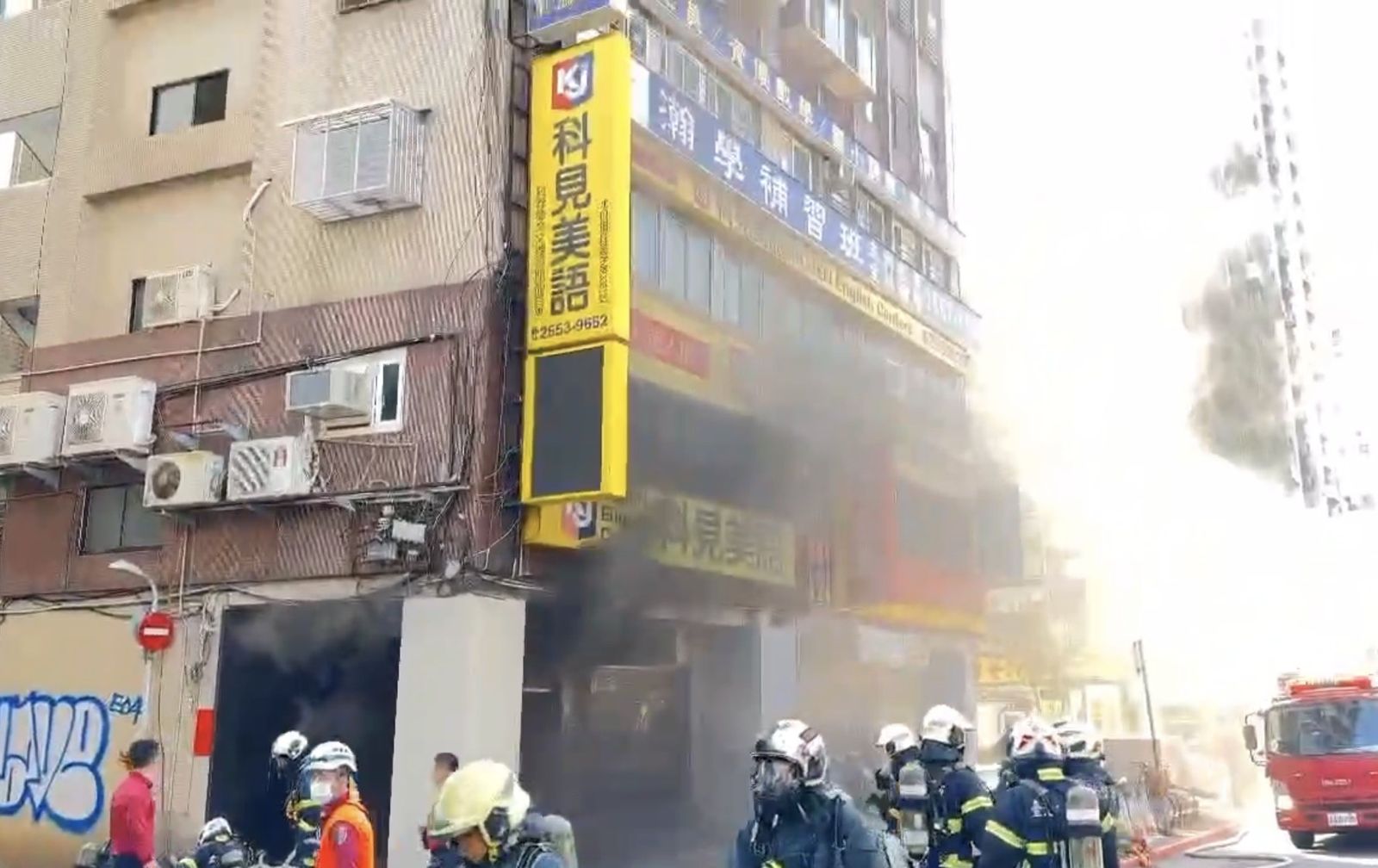 北市承德路民宅B1竄濃煙！警消出動20車急灌救　1男送醫