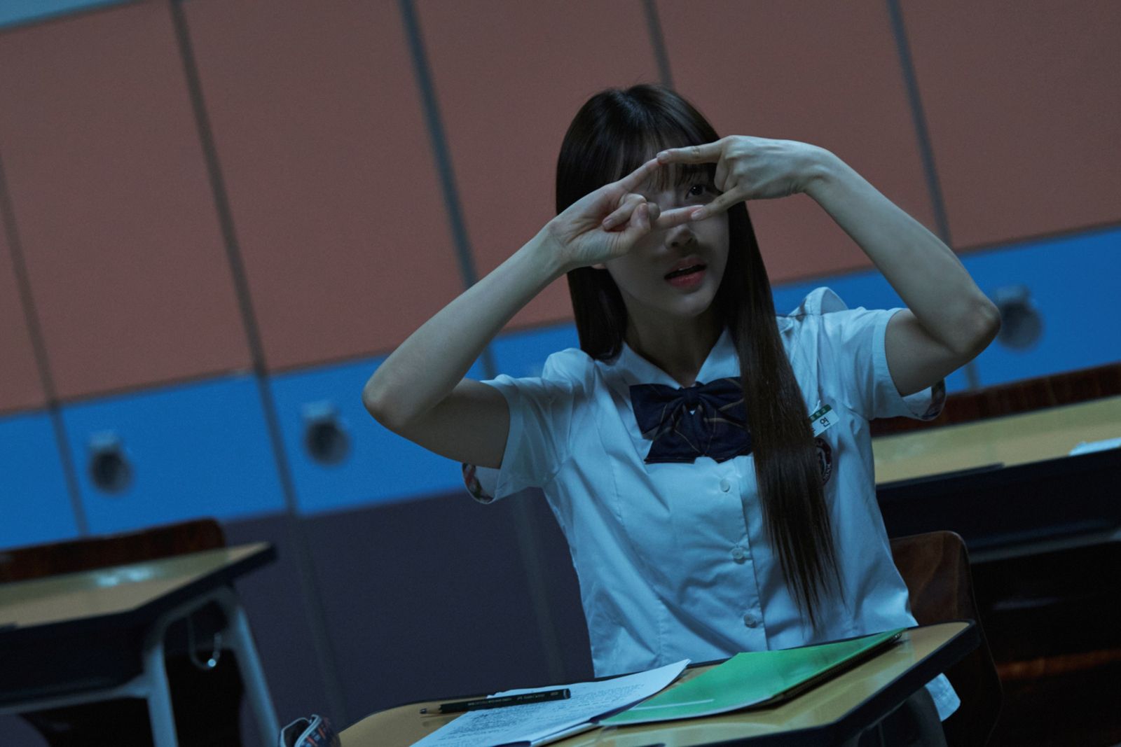 裴秀珉比出「狐狸窗」手勢。華映娛樂提供