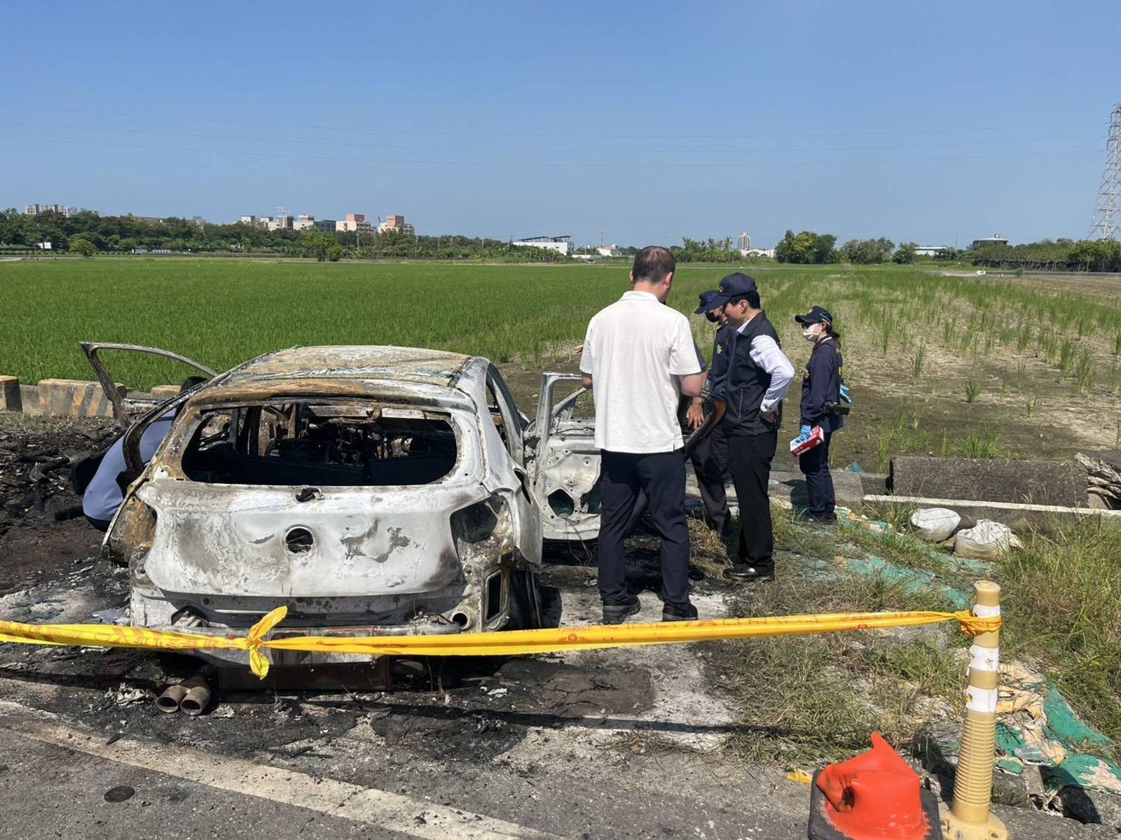 燒車滅證！高雄左營驚悚槍擊奪命　槍手搭白色BMW開到橋頭縱火全燒毀