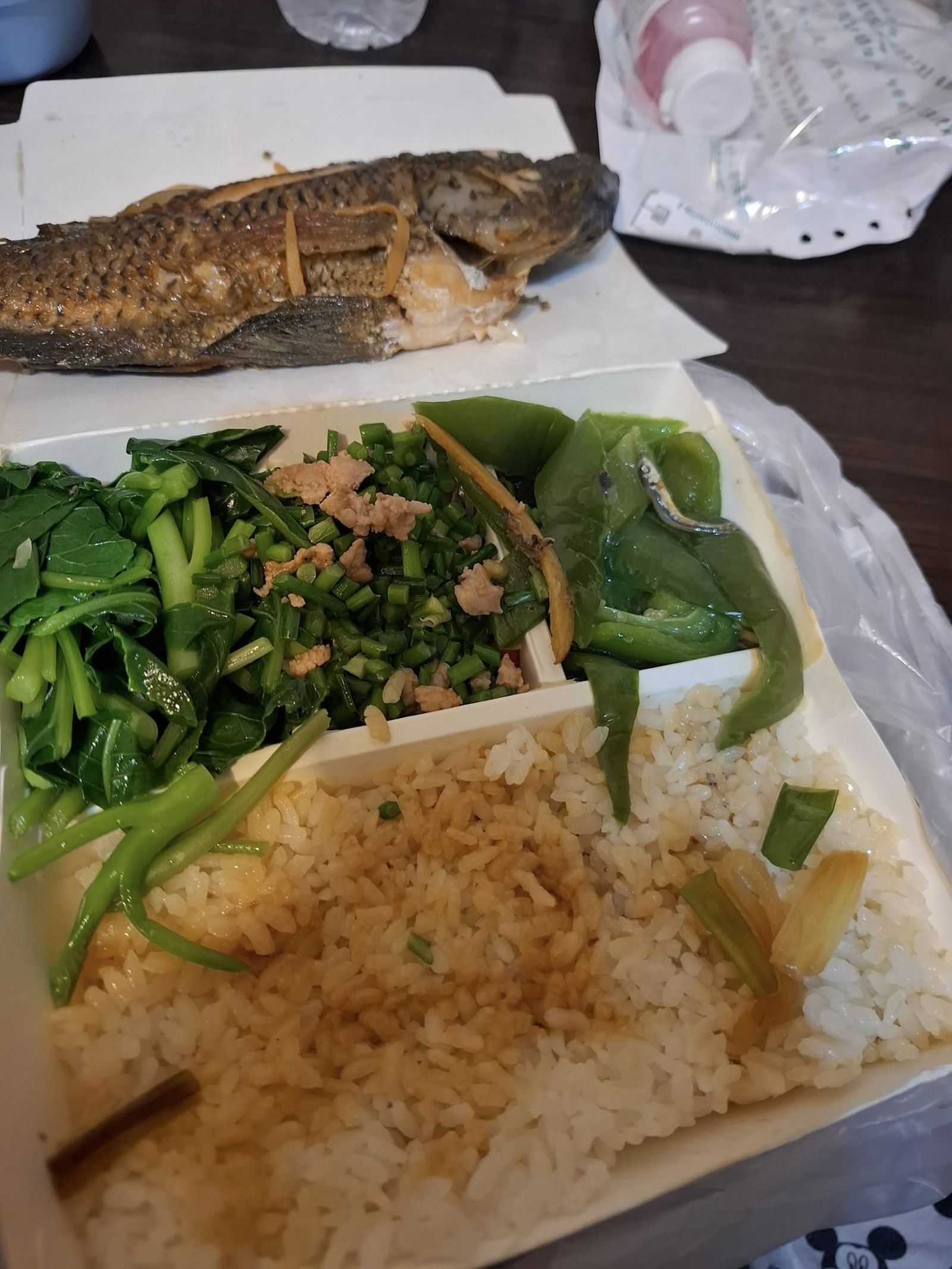 網友買3菜1魚共280元。圖/翻攝自爆料公社