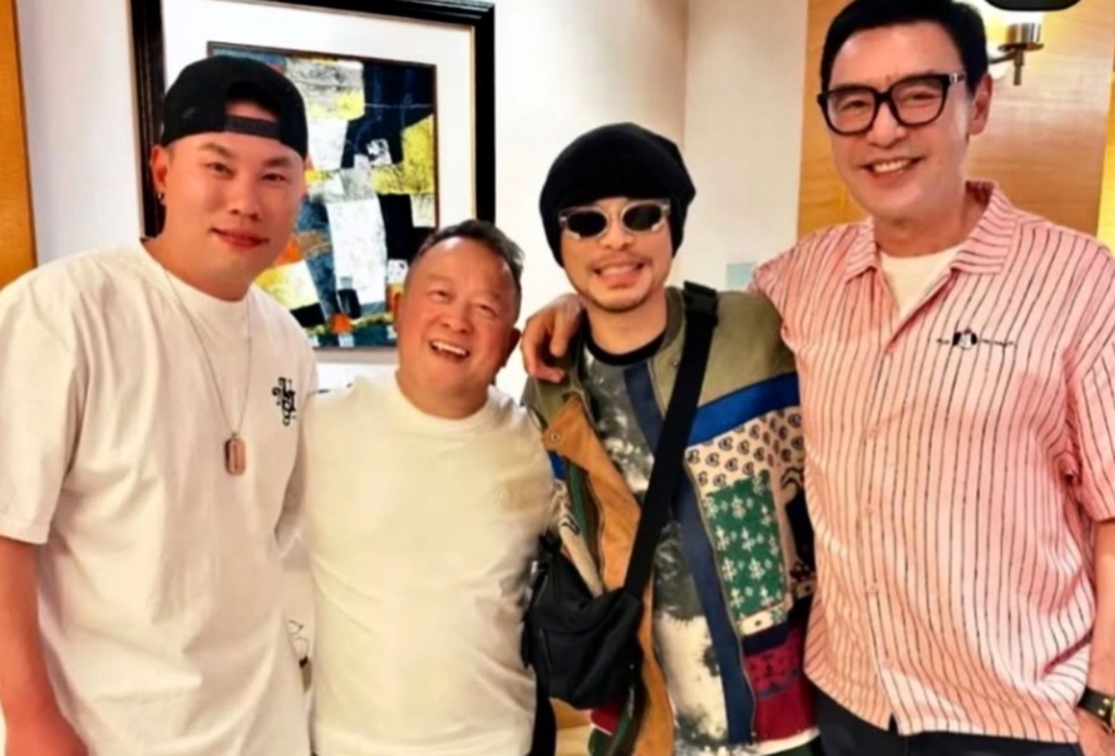 鍾鎮濤合照黃明志被舉報！急發聲明切割遭調侃「來都來了」