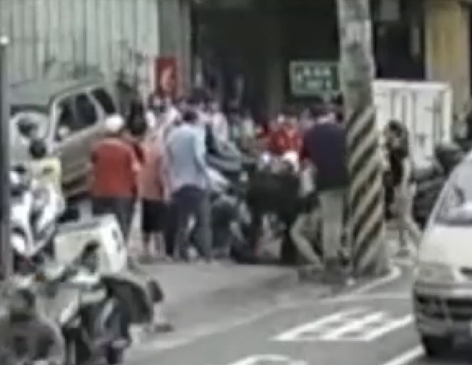 2026042許多路人上前見義勇為。翻攝畫面