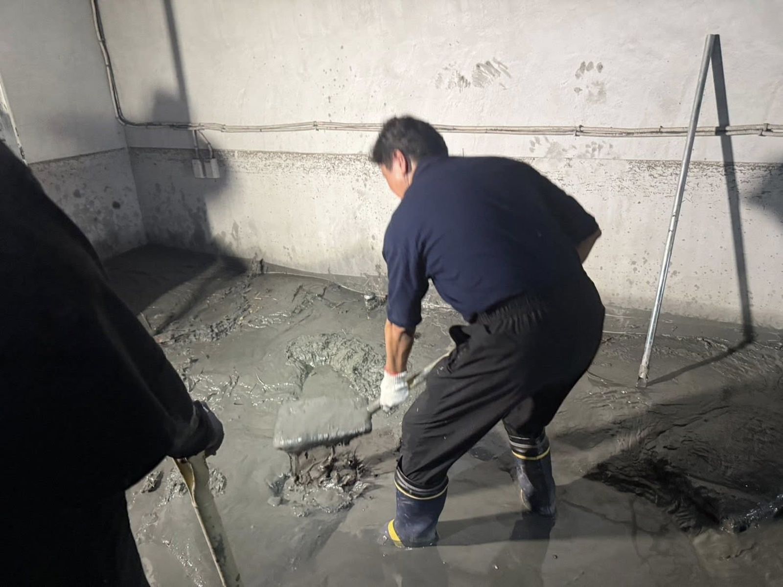 傅崐萁曬清淤照「辛苦到模糊」　志工還原過程笑了：被硬塞鏟子和手套「挖2下」