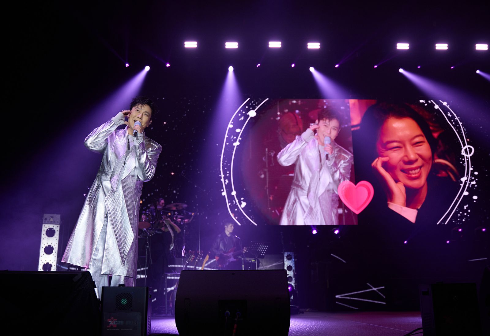 演唱會變求婚現場！萬人前情侶成功套牢　張信哲加碼「親下去！」