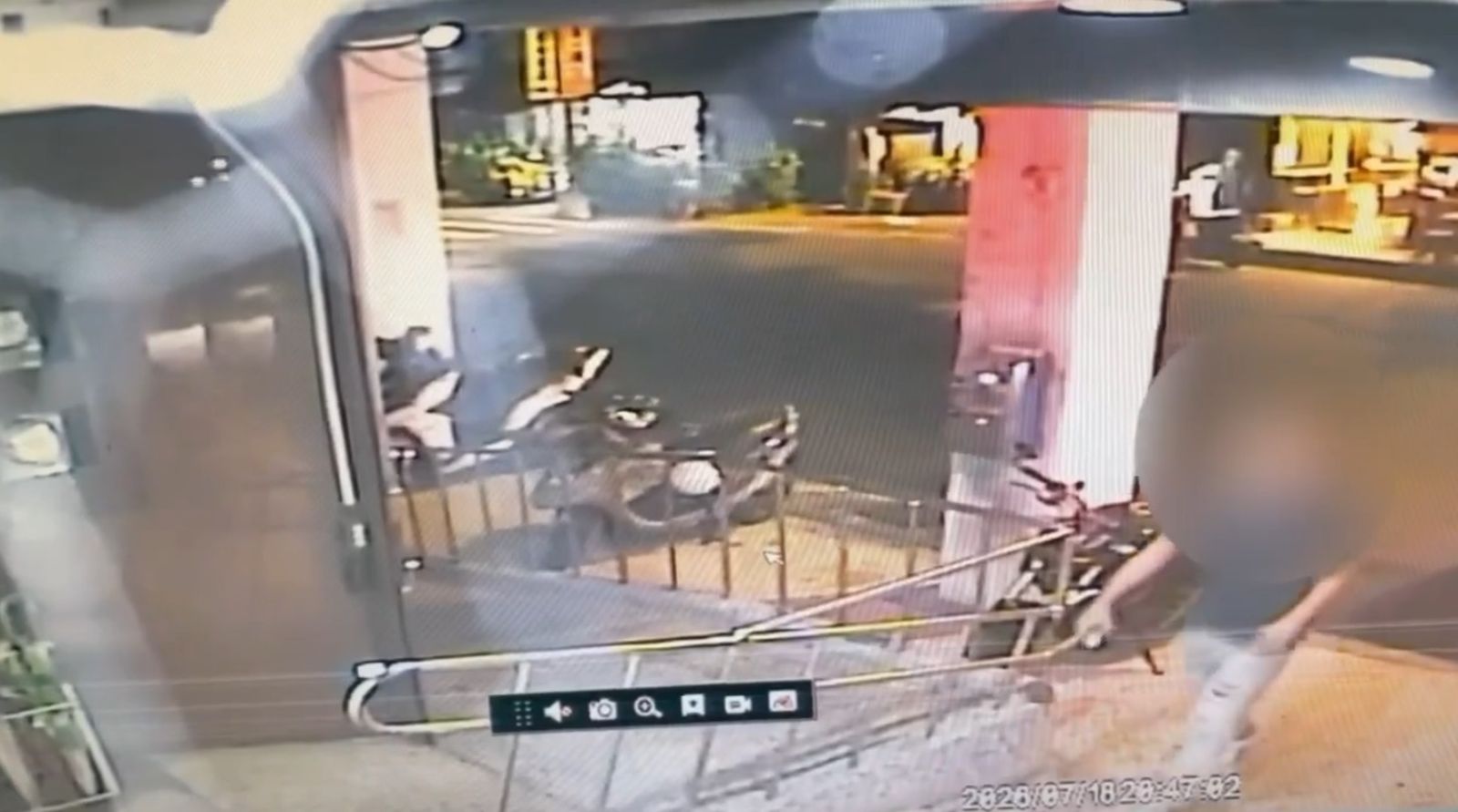 施男犯後主動前往派出所頭案。翻攝畫面