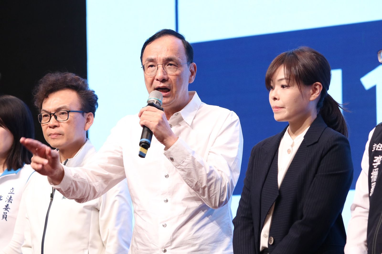 朱立倫（中）26日前往新竹，和停職中的新竹市長高虹安（右）同台，宣傳反罷免。（圖／國民黨提供）