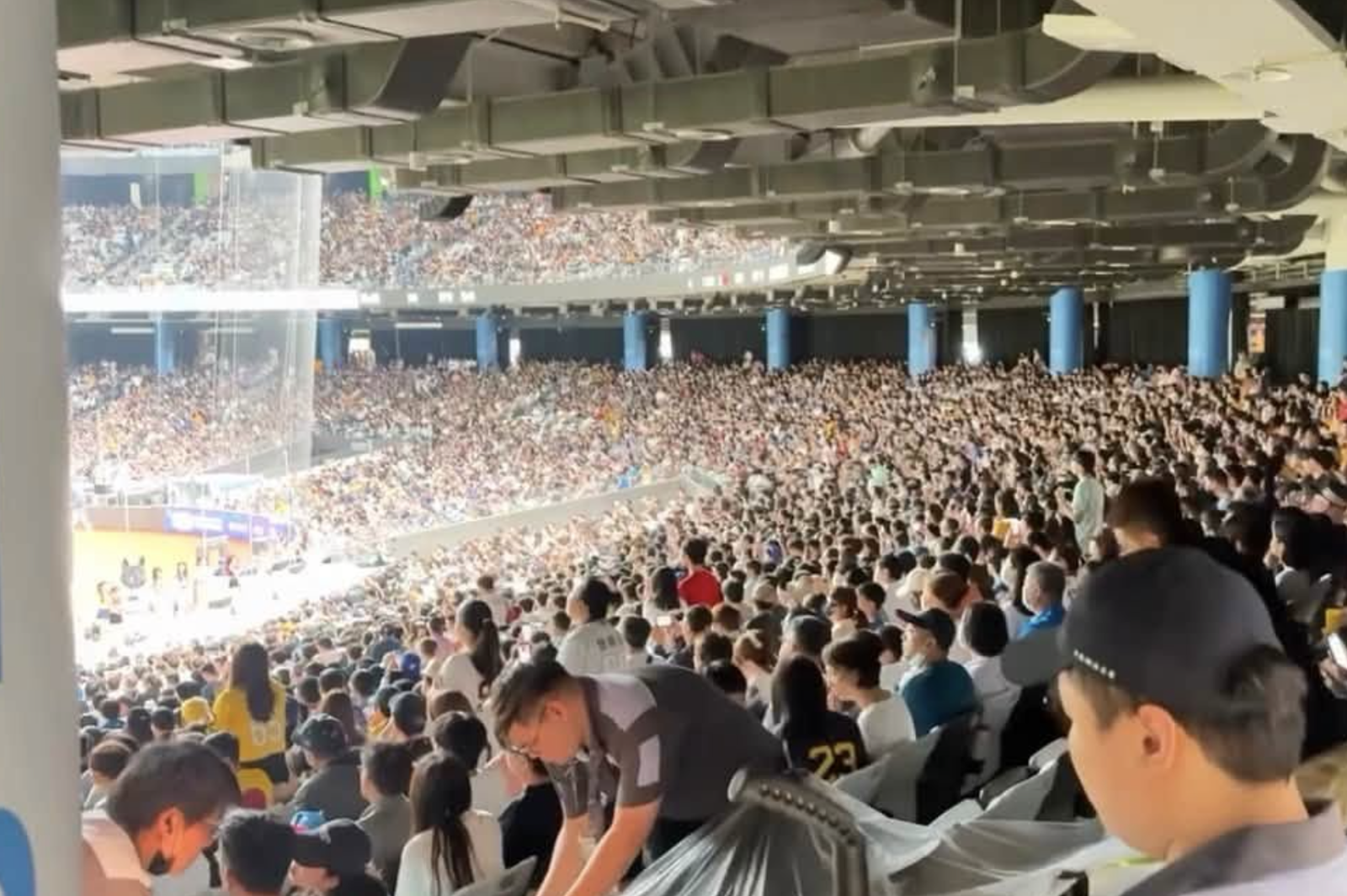 大巨蛋沒下雨也漏水!明星賽觀眾席變「小瀑布」...網酸:樓上在洗地板