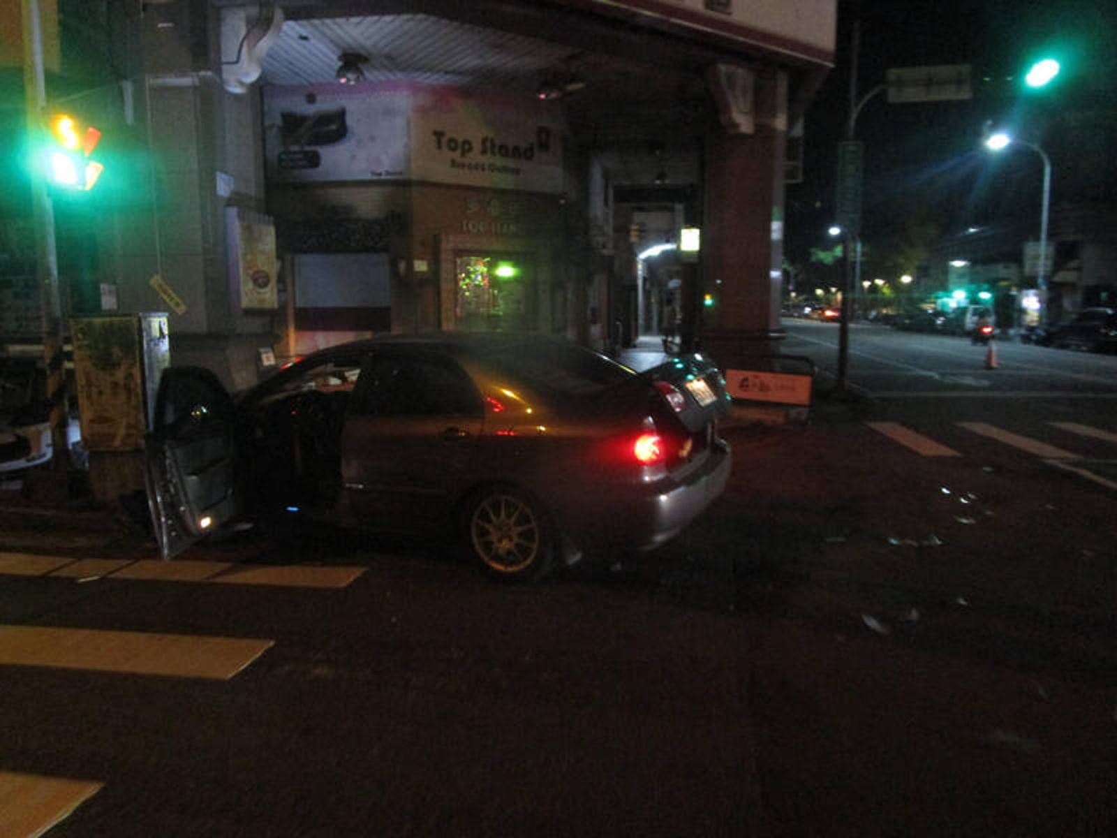 台中酒駕男闖紅燈肇事　被撞車輛撞電箱車主夫妻全身擦傷