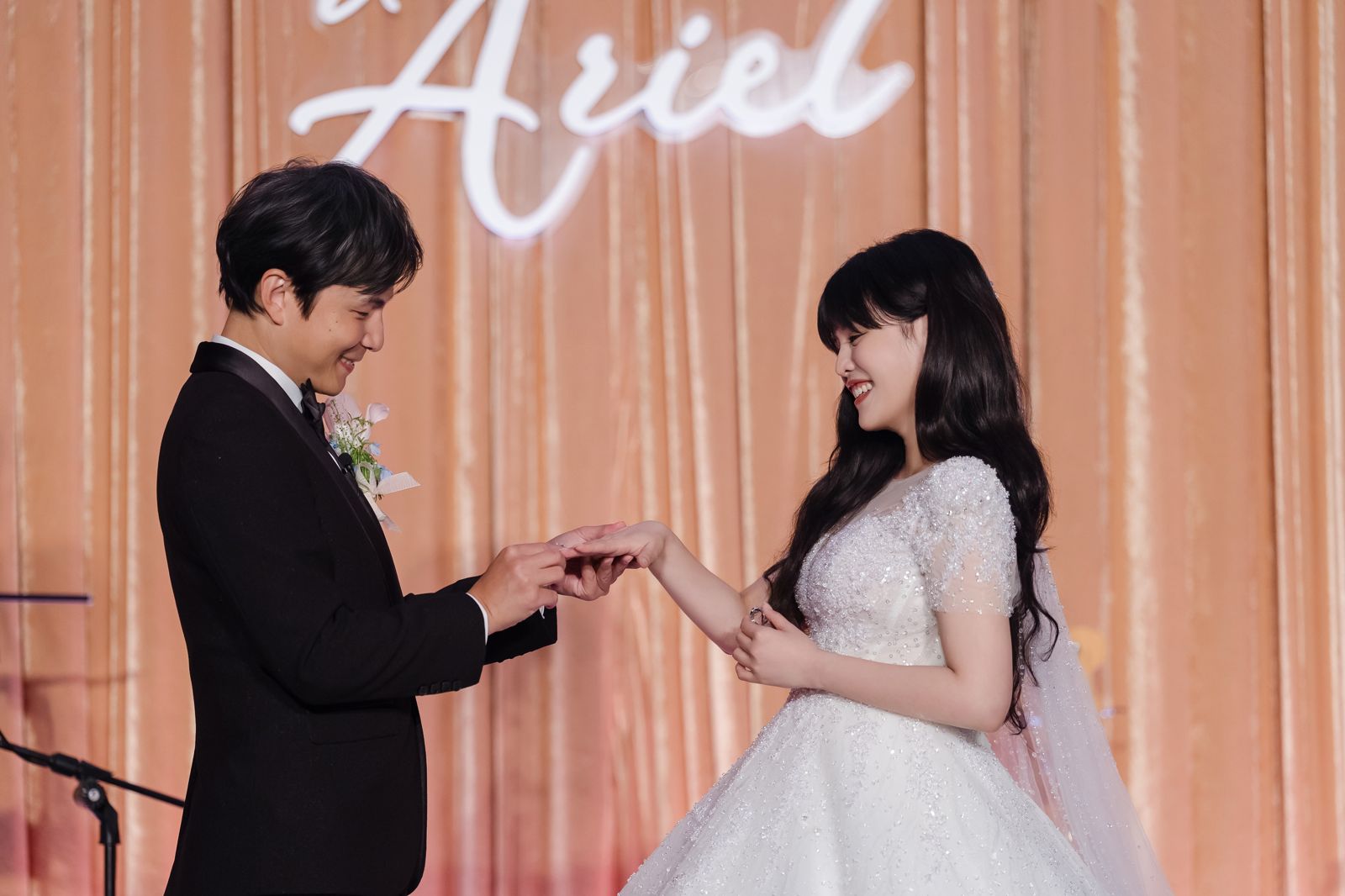 孫協志為夏宇童戴上婚戒。五熊國際提供