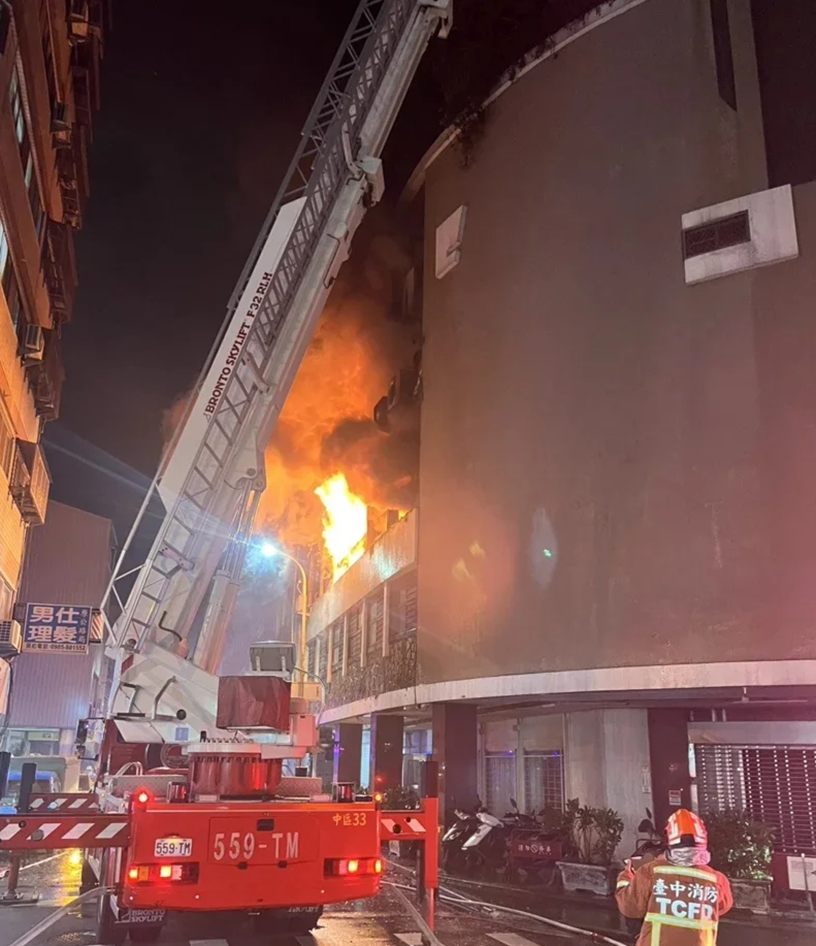 傳奇藝術家作品「西北大飯店」舊址深夜起火 6人受困待援 起火原因待查
