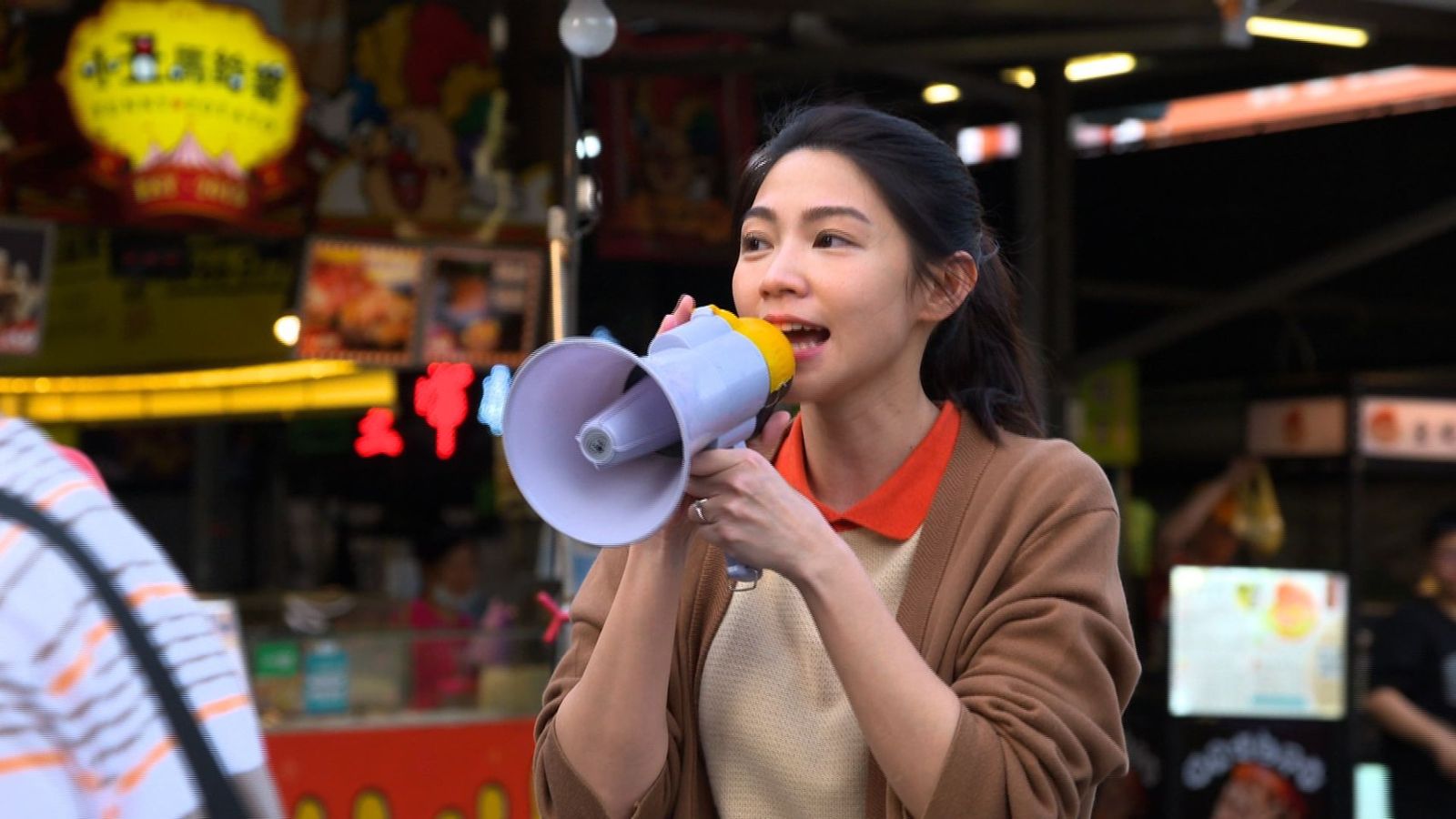 八點檔女神夜市送豆花！曾智希「叫賣魂」上身喊到啞嗓　現場大排長龍秒變人形立牌