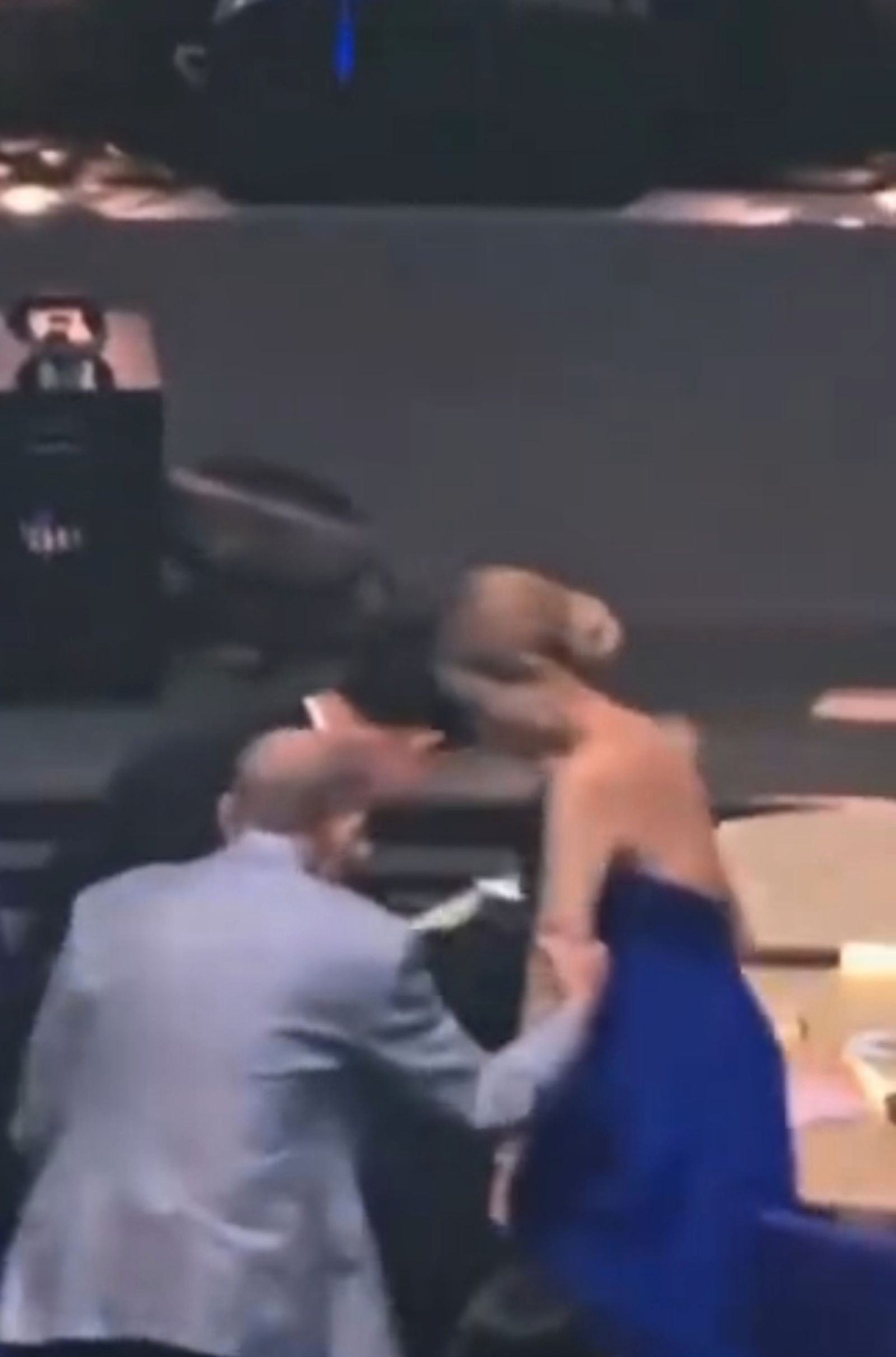 楊受成(左)拉容祖兒換位。翻攝微博