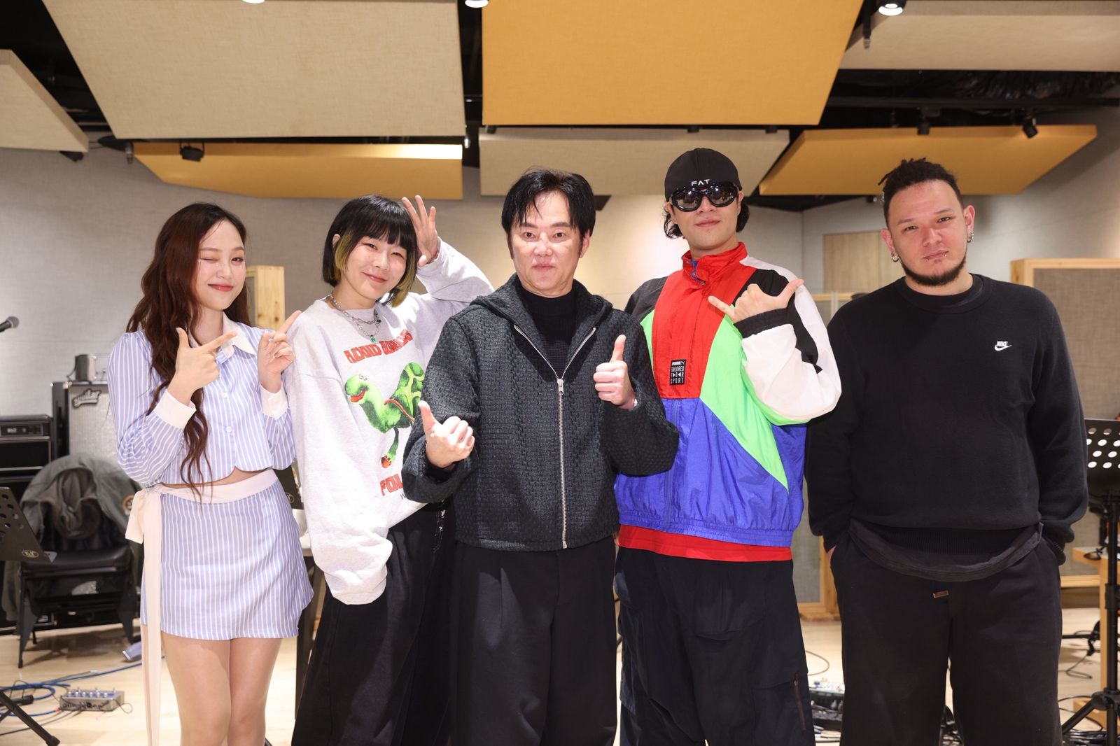 安吉(左)4日探班爸爸陽帆與怕胖團練團彩排。劉耀勻攝