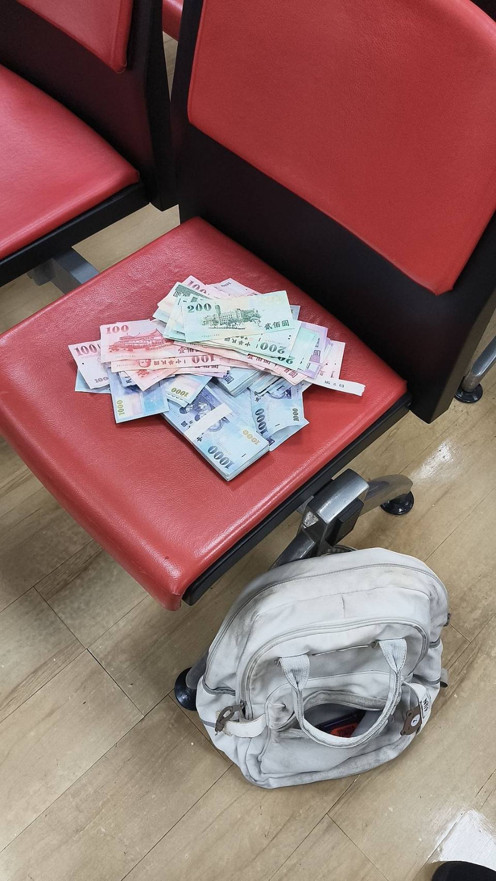王嫌得手的現金。翻攝畫面