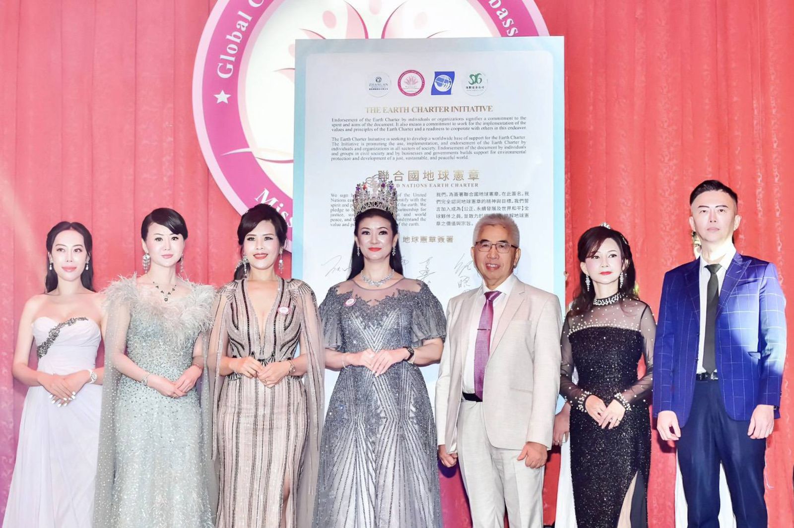 選美活動也重視環保,李雅楹(左至右)、張如君、蕭美萍、藍郁晴、廖宗武、紀皖珍及蔡豐州,代表共同簽署地球憲章。中華全球城市選拔協會提供