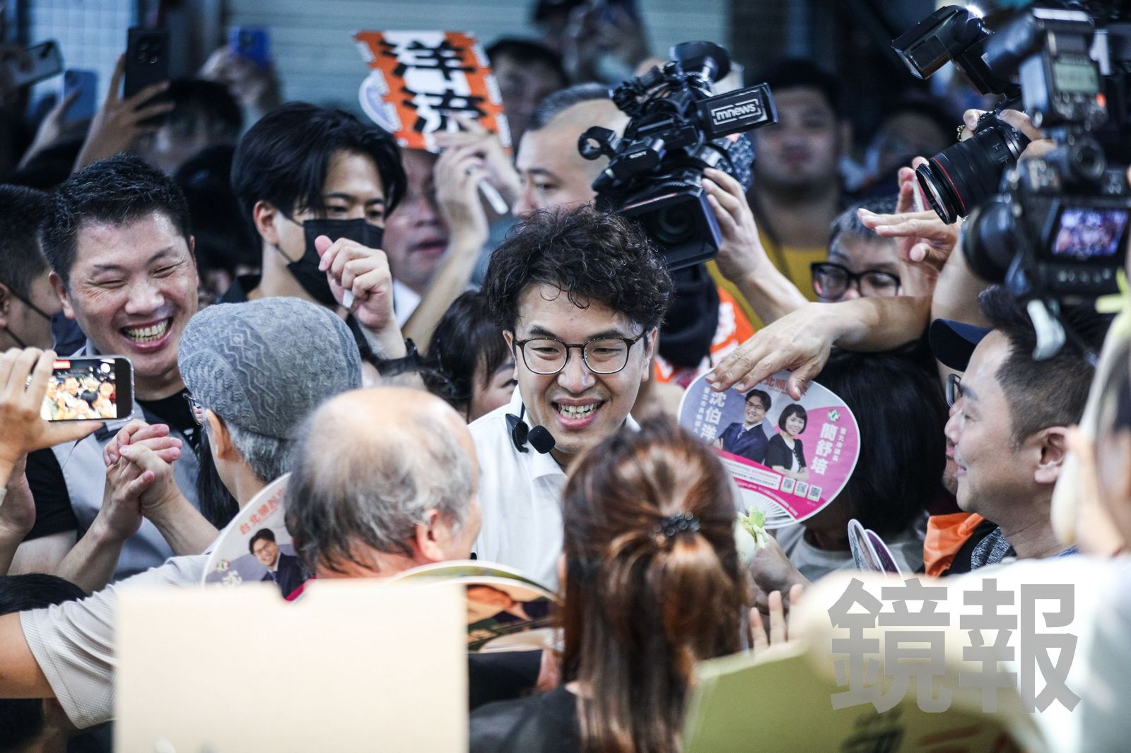 民眾舉「佯瘤」手牌亂入掃街隊伍 沈伯洋誇有毅力:鬧場還排隊那麼久
