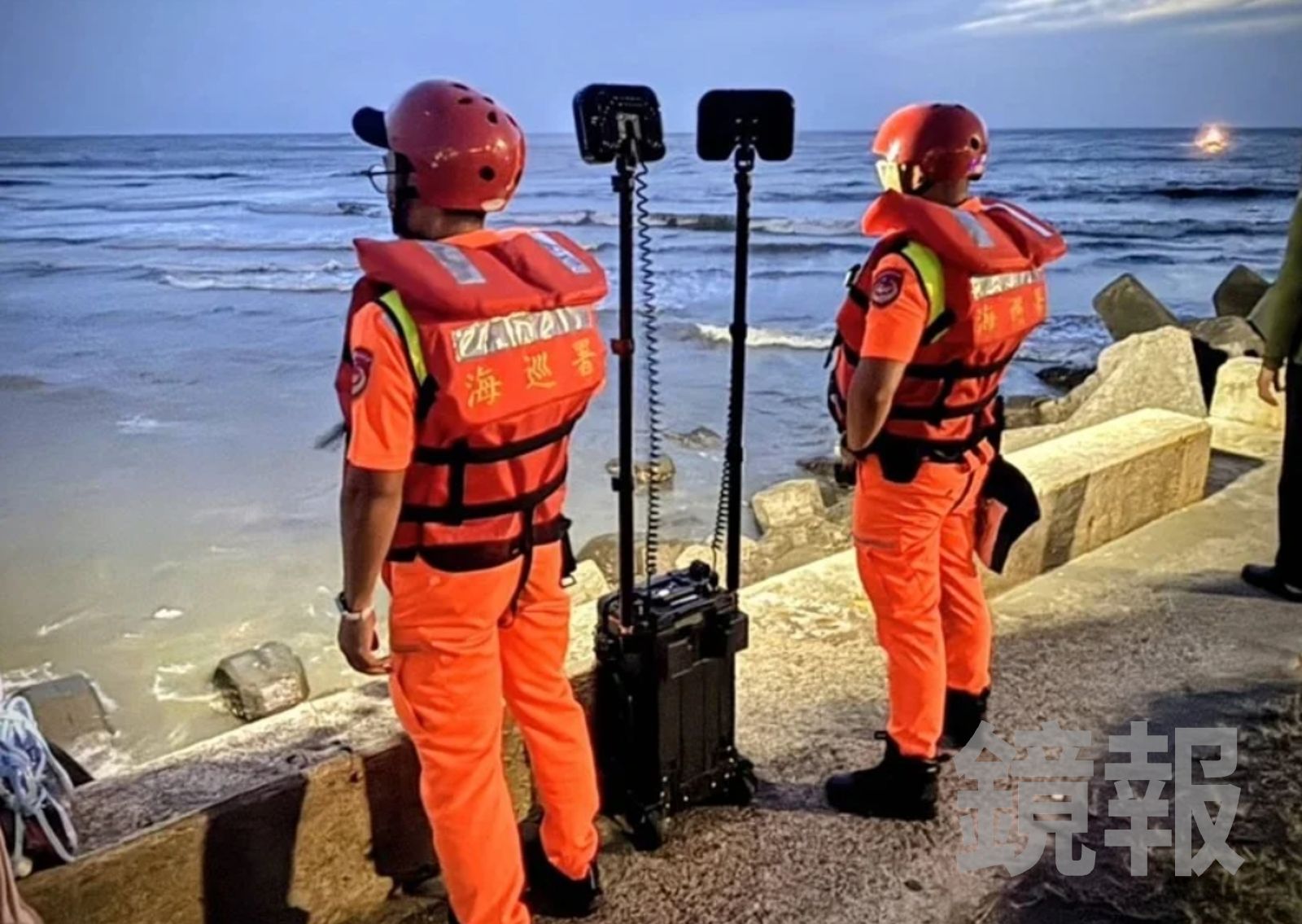 桃園竹圍漁港驚傳溺水意外！2高中生戲水遭大浪捲走　海巡持續搜救中