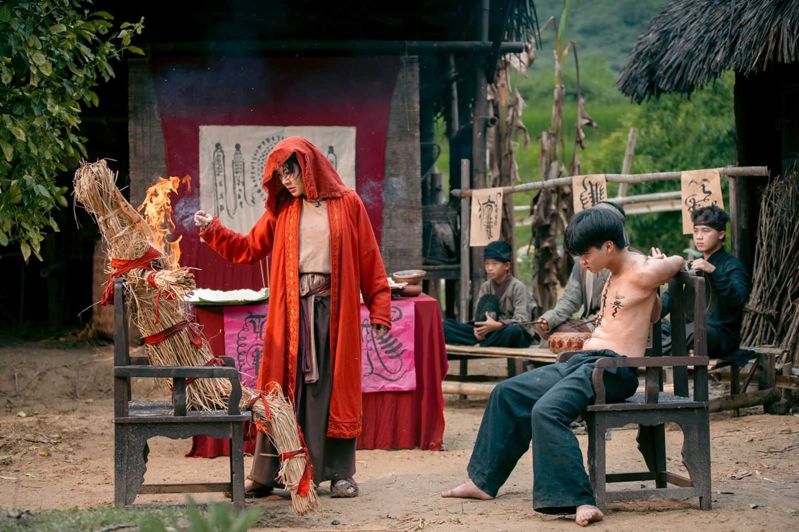 越南版《破墓》票房破億　《冥燈》女薩滿跳驅魔舞、男星拍到指甲脫落