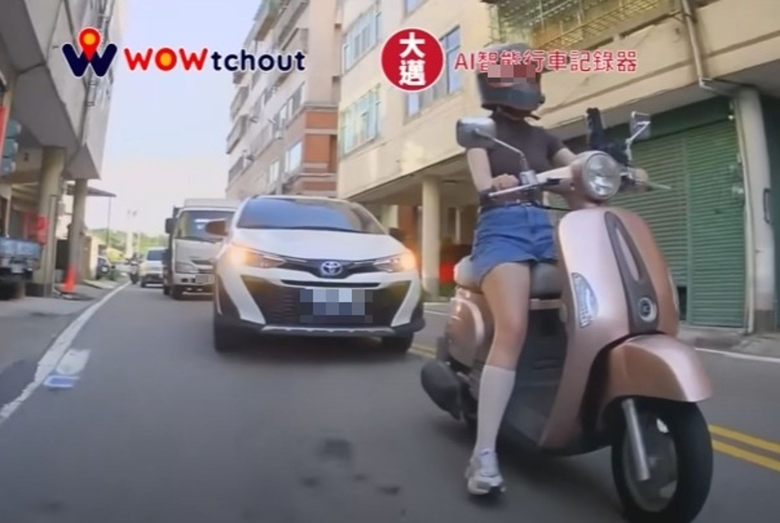 女騎士等紅綠燈遭猛按喇叭。圖/翻攝自「WoWtchout-地圖型行車影像分享平台」YouTube