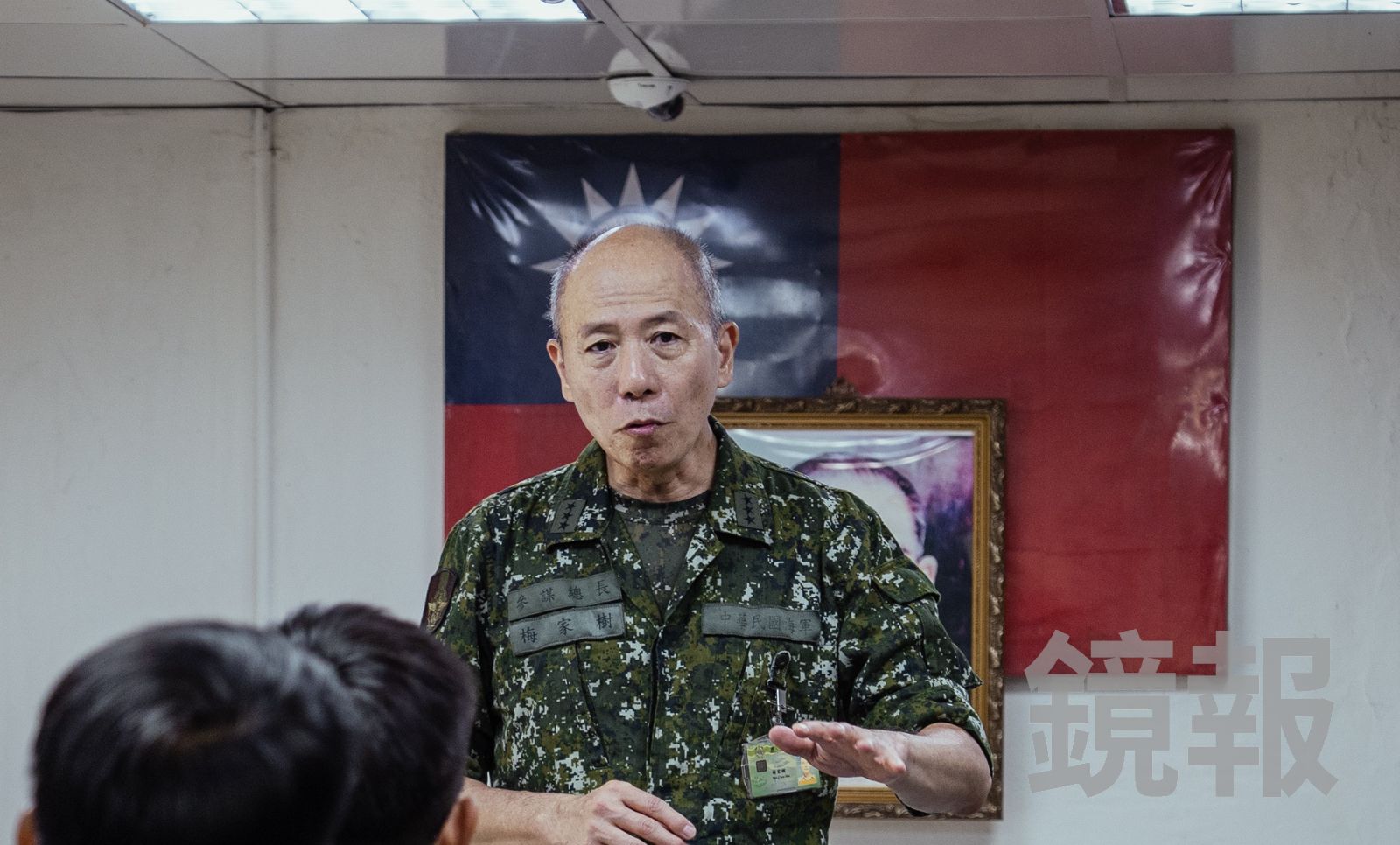 梅家樹在9月19日赴金門慰問官兵時，頭髮是一往常態。（圖／翻攝軍聞社）