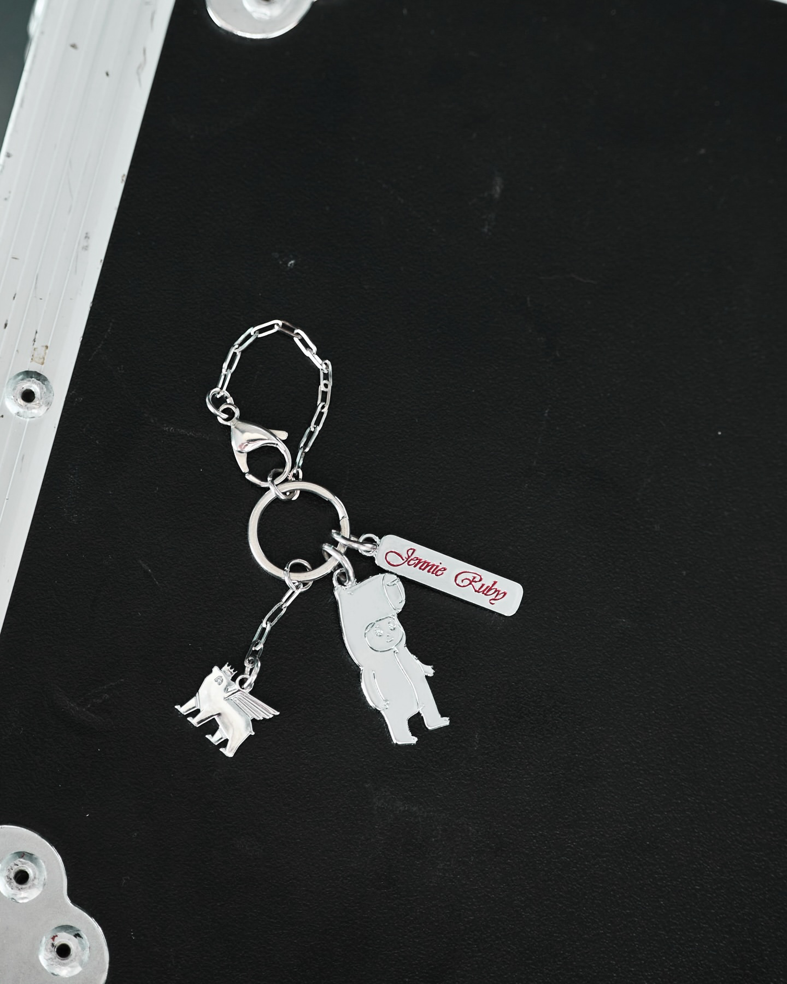 Quencher® Luxe Tumbler 吸管隨手杯 2.0 隨附吊飾 NINIBARA。永新瓦提供