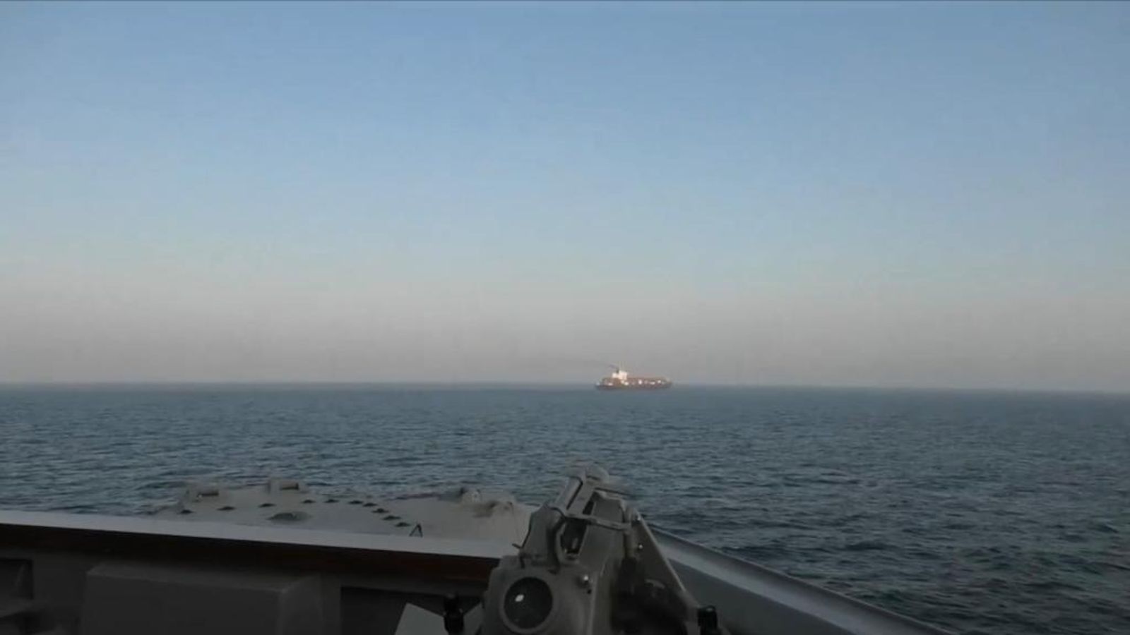 美軍扣押伊朗貨船　開火炸破船底！《半島》：此船從中國出發