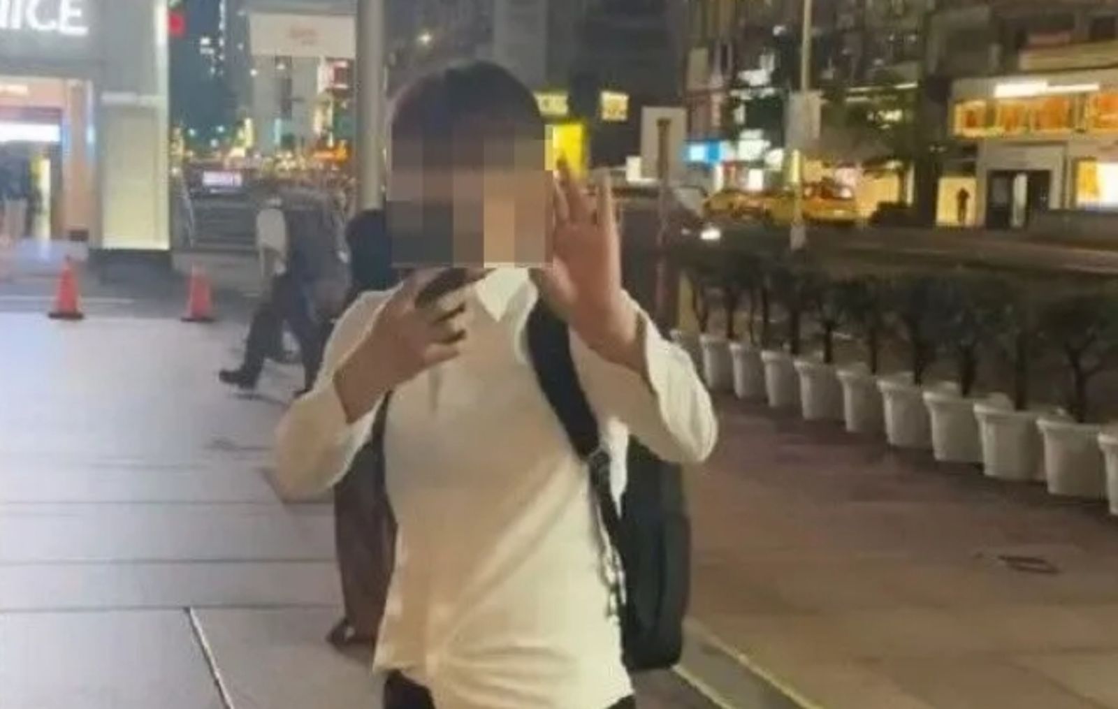 男行員捷運站外「撲倒女同事狂摸」！影片瘋傳後遭開除…他告公司「違法解僱」竟勝訴了