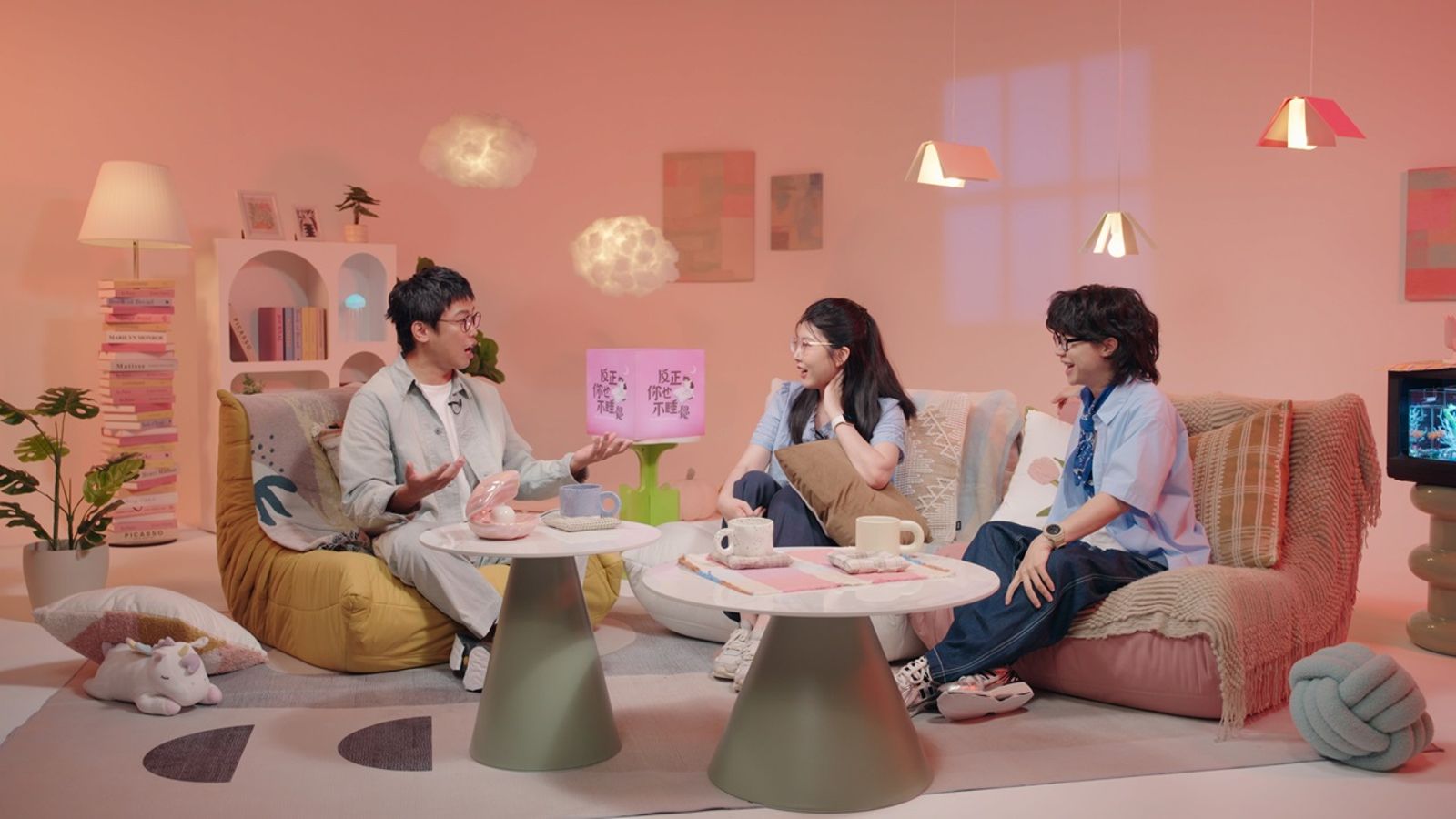 主持人吳曉樂（中）笑說誠誠（左）同時跟七個人聊天，也太像影集《后翼棄兵》。小公視提供