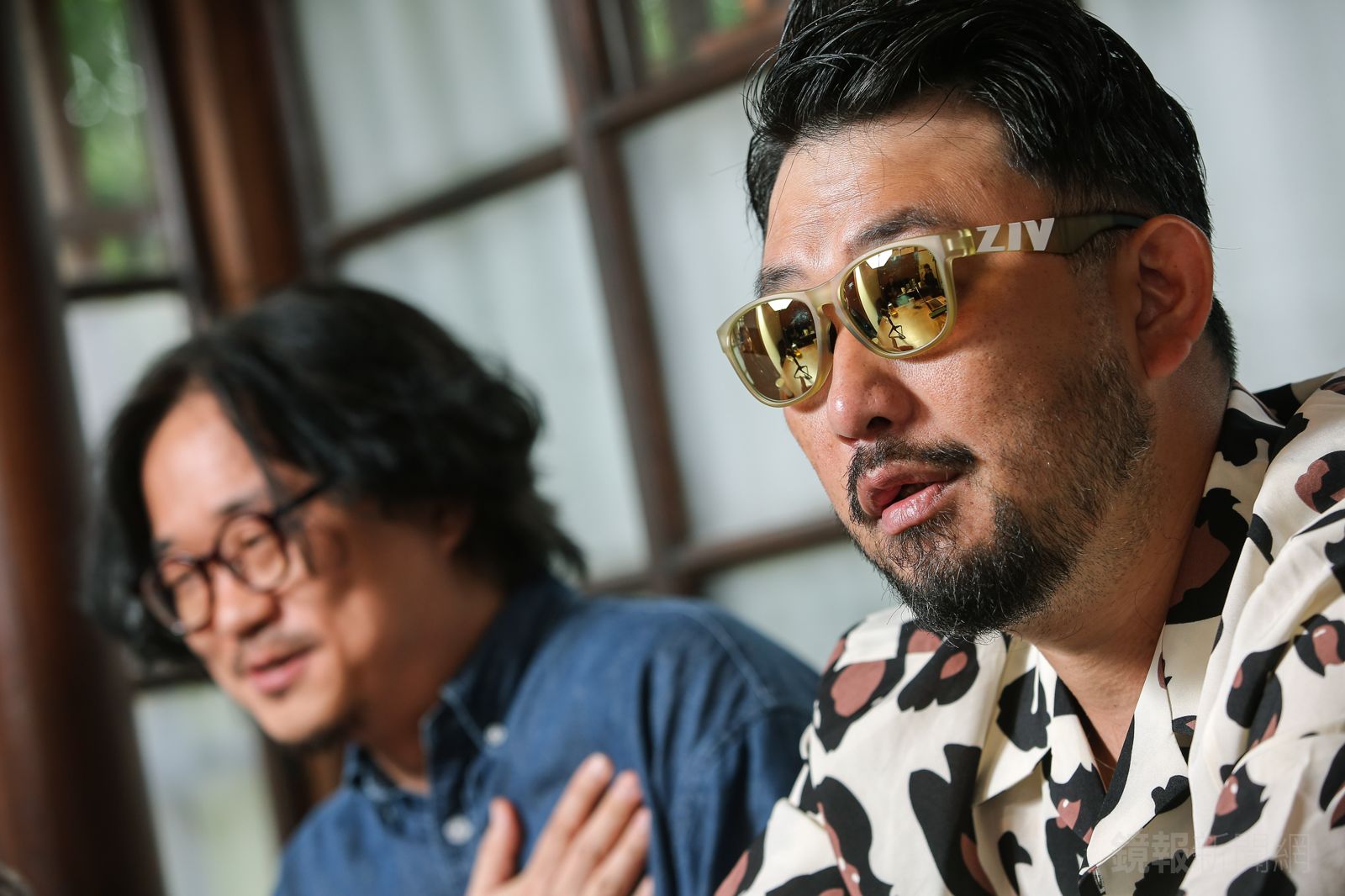 阿強（右）粗獷外表下藏著細膩心思。李鍾泉攝