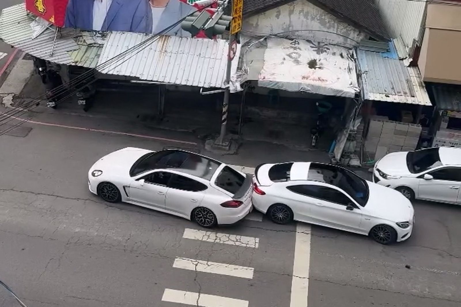 債務糾紛兩車上演「玩命關頭」？賓士男神級甩尾逆襲被譽「韓哥傳人」