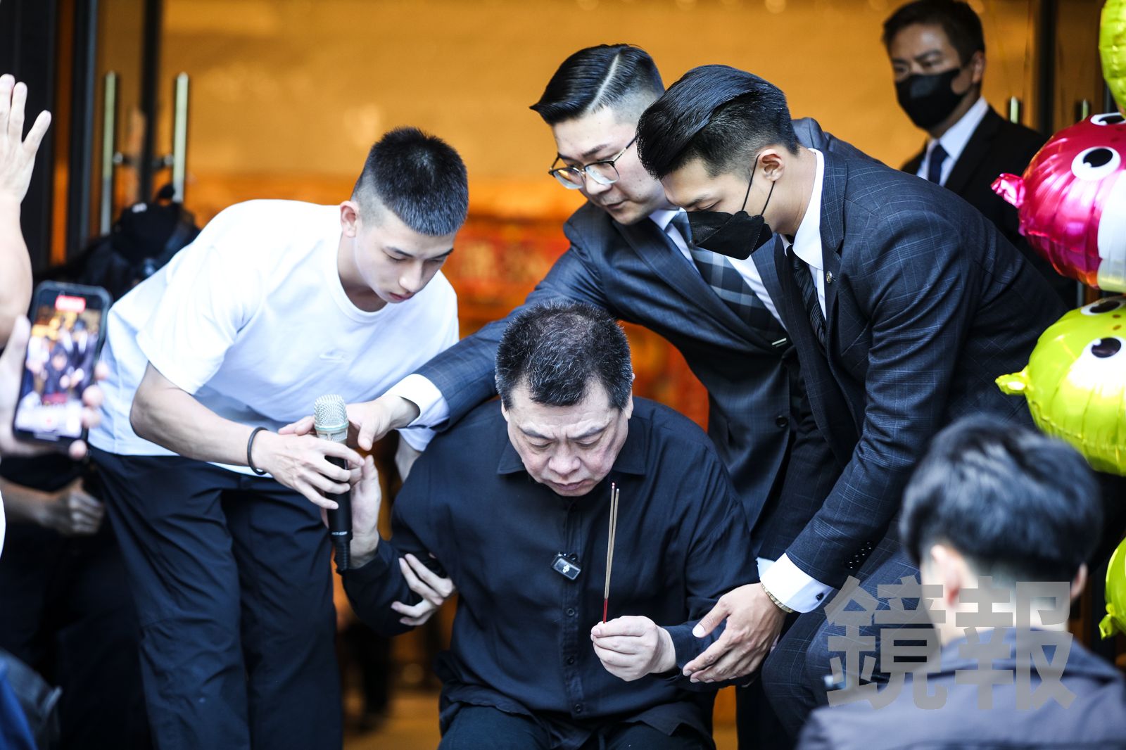 孫德榮坦言身體不太好，今在旁人的攙扶下跪拜上香。鄒保祥攝