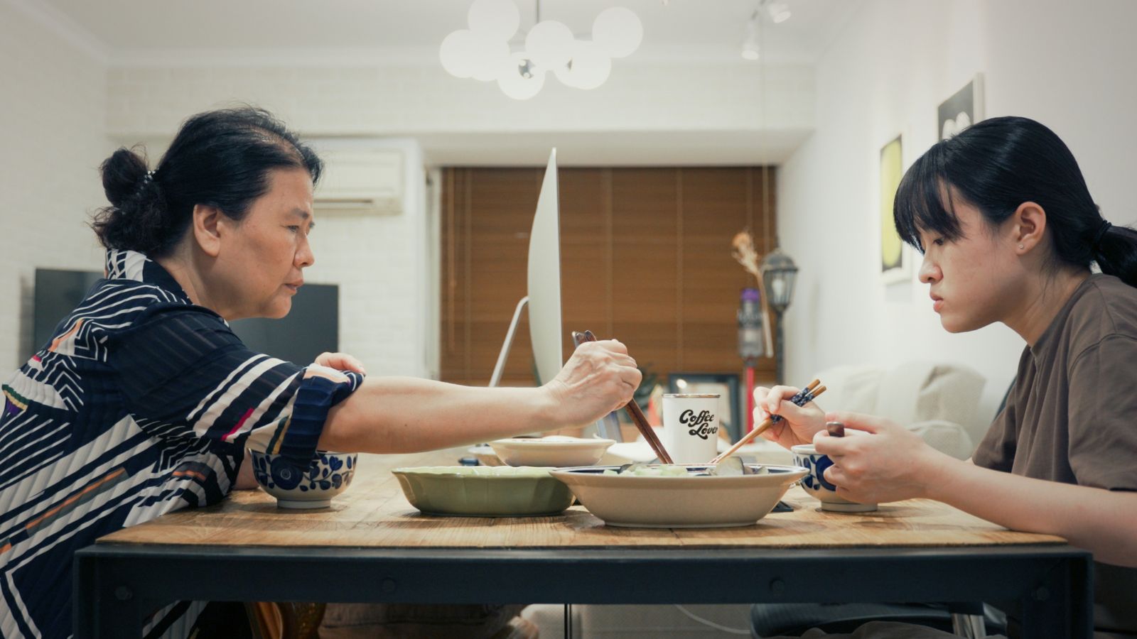 紀錄片《萬歲家庭》榮獲女性影展雙獎！　女兒追問創傷揭家暴內幕