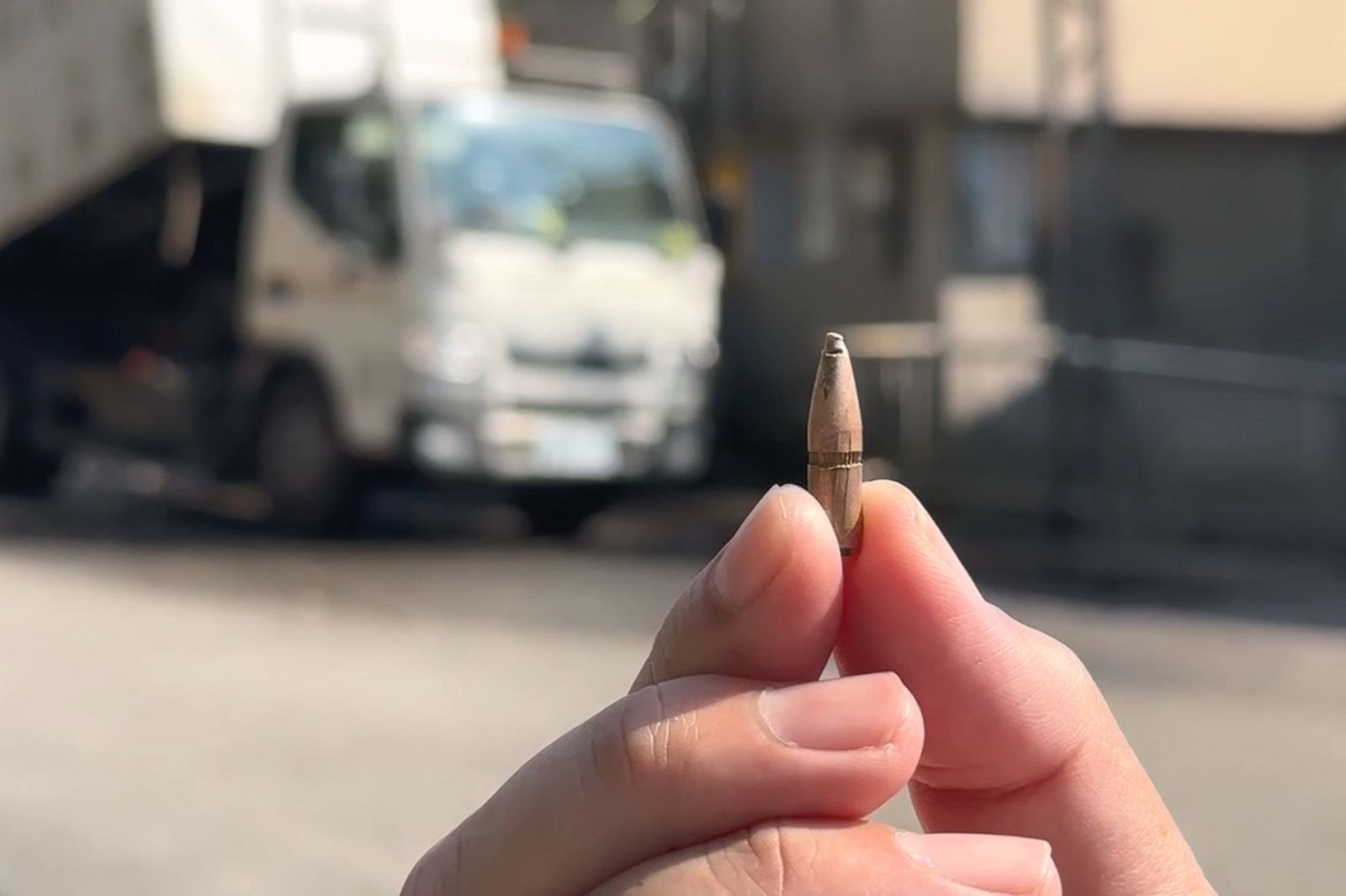 「步槍彈頭」飛進車內!環保局3清潔隊員嚇壞 十軍團:疑靶場跳彈待釐清
