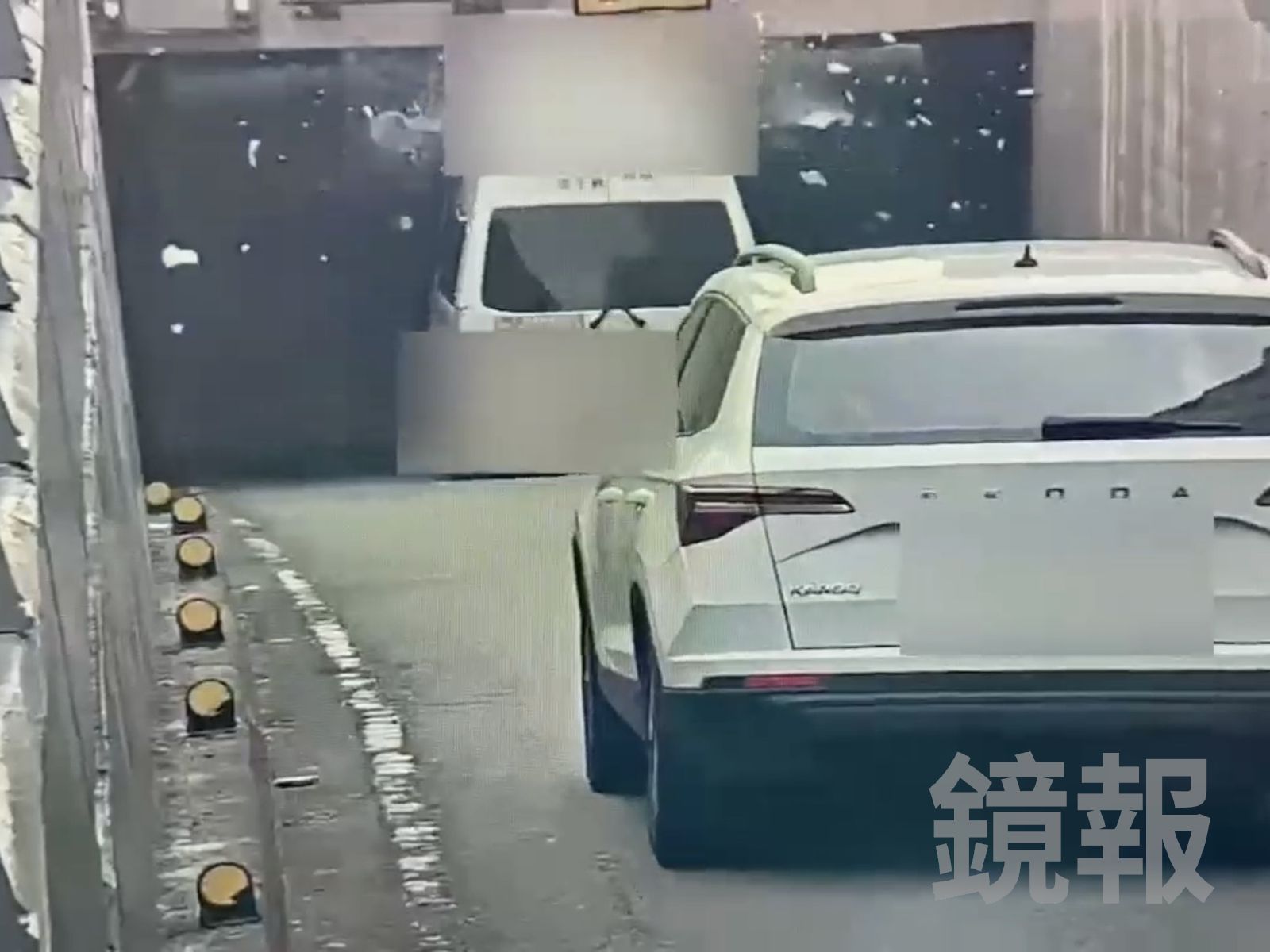 復康巴士硬闖基隆路地下道狠撞限高桿　車頂整片掀飛畫面曝！駕駛未停「直直走」