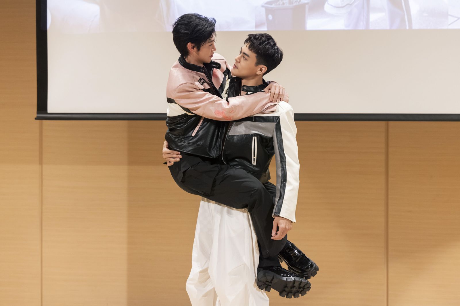 夏和熙簽「愛情契約」甜蜜放閃 招認直接約Motel翻來覆去!先上車才試車