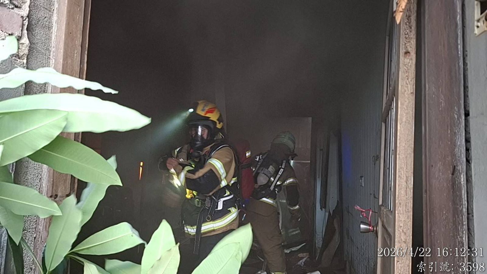 台南中西區空屋大火　鐵皮屋內堆雜物　消防員入內搜救驚見焦屍